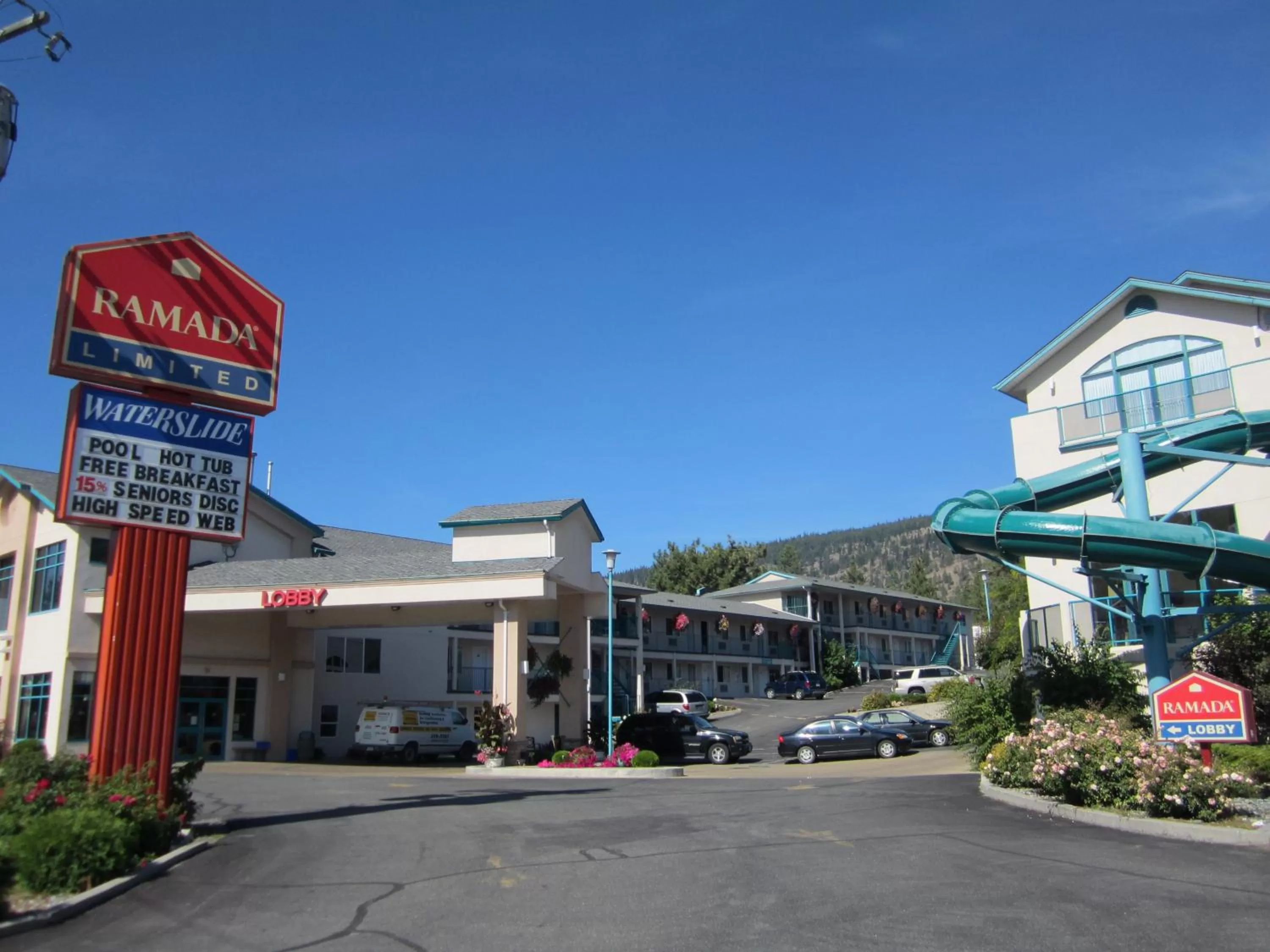 Facade/entrance in Ramada Merritt