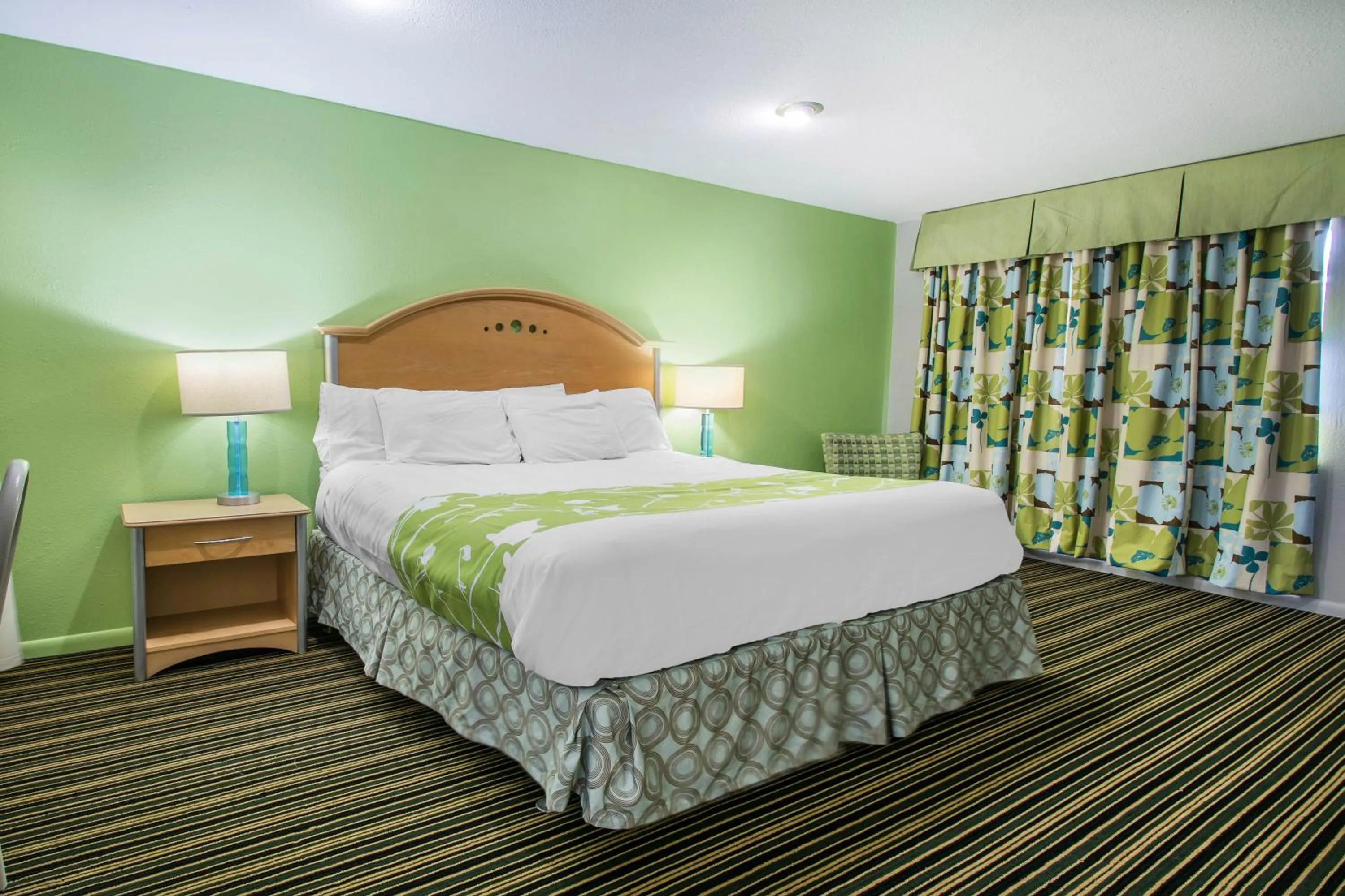 Bedroom, Bed in Rodeway Inn & Suites Winter Haven Chain of Lakes