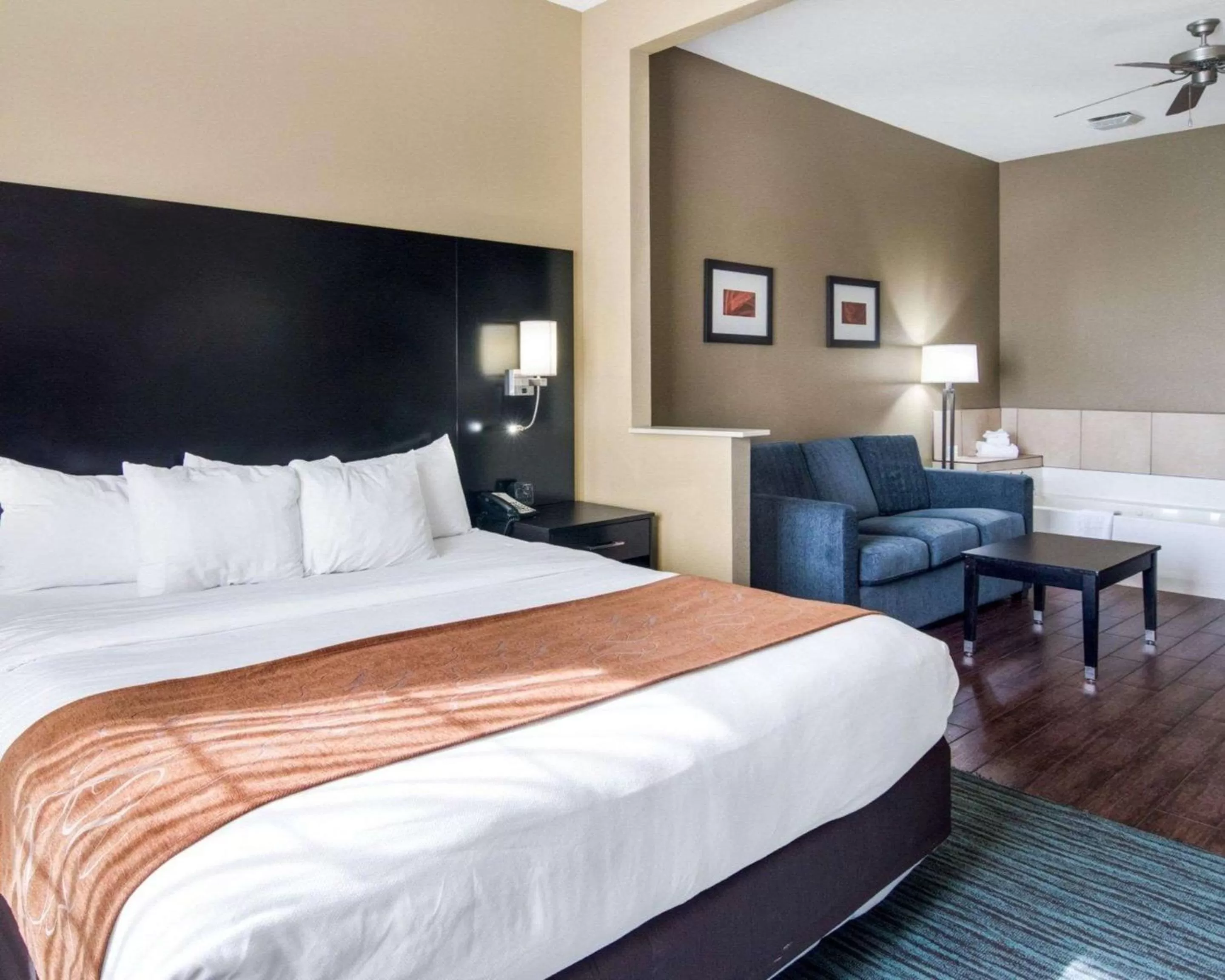 Photo of the whole room, Bed in Comfort Suites Odessa near University