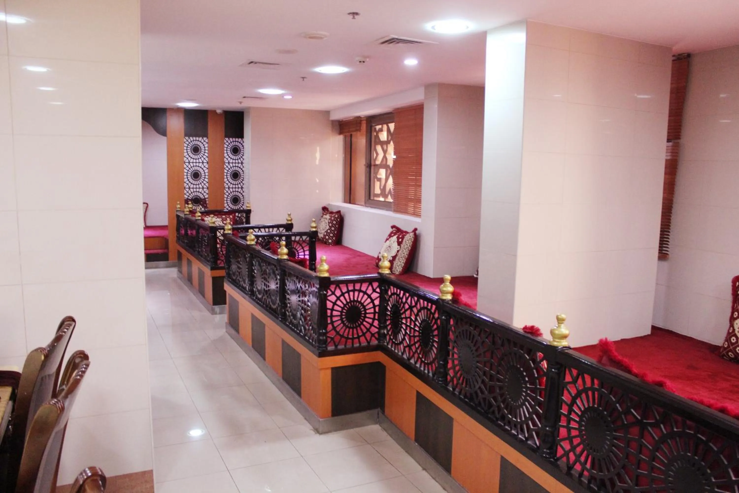 Restaurant/places to eat in Montreal Naif Hotel