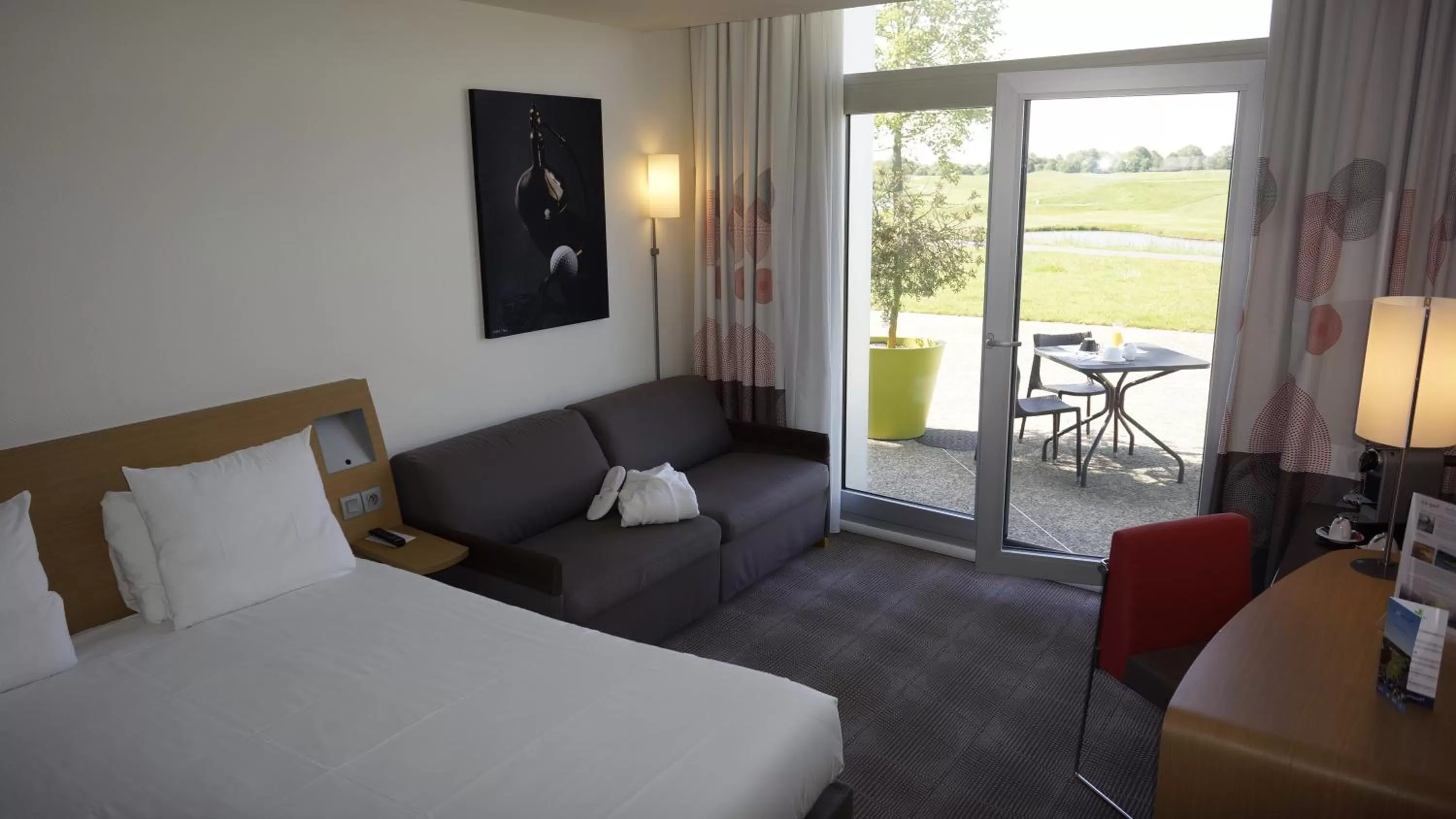 Balcony/Terrace, Bed in Novotel Saint-Quentin en Yvelines