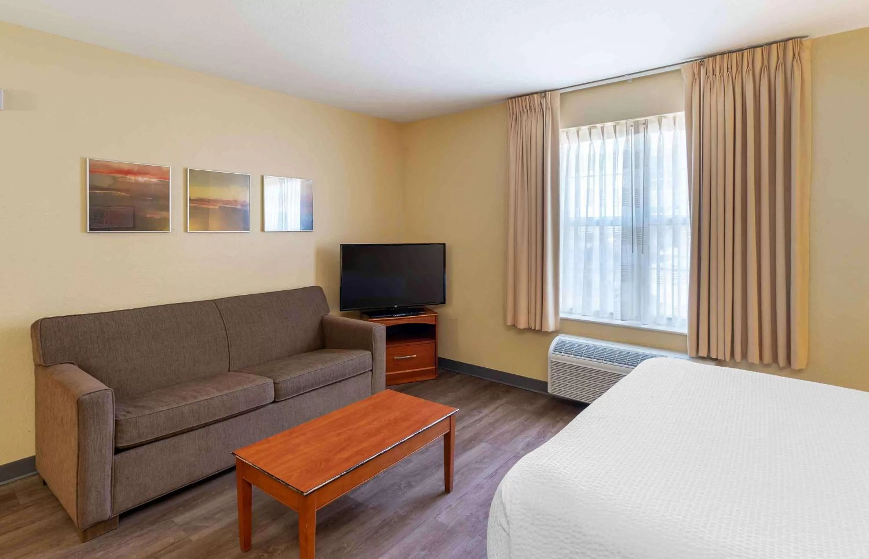 Bedroom, Bed in Extended Stay America Suites - Norfolk - Virginia Beach