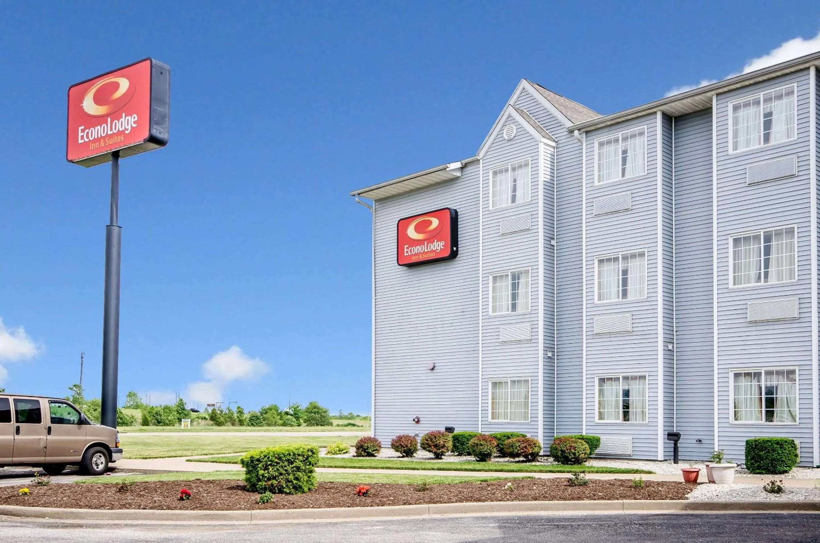 Property building in Econo Lodge Inn & Suites Evansville East