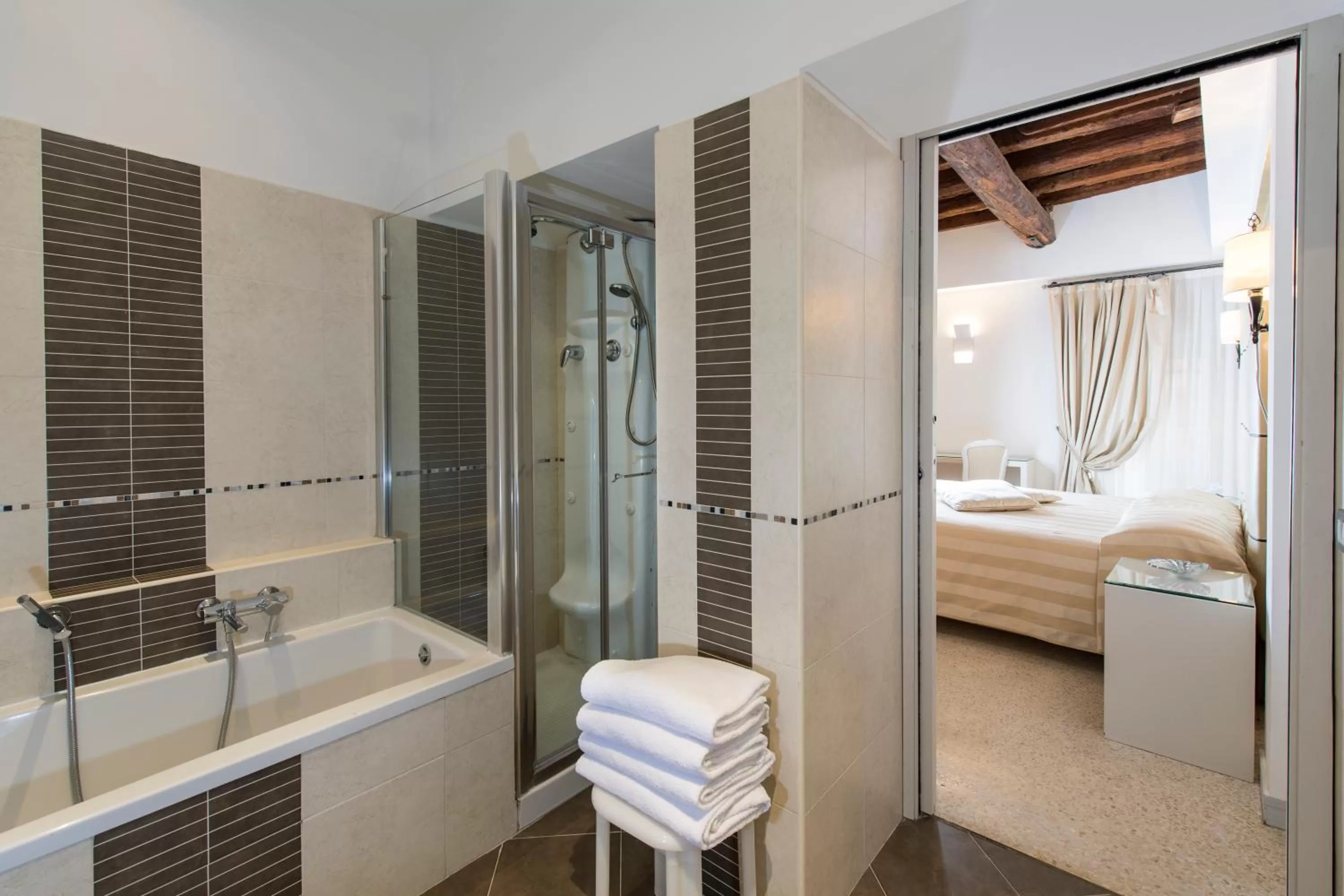 Bathroom, Bed in Hotel Campiello