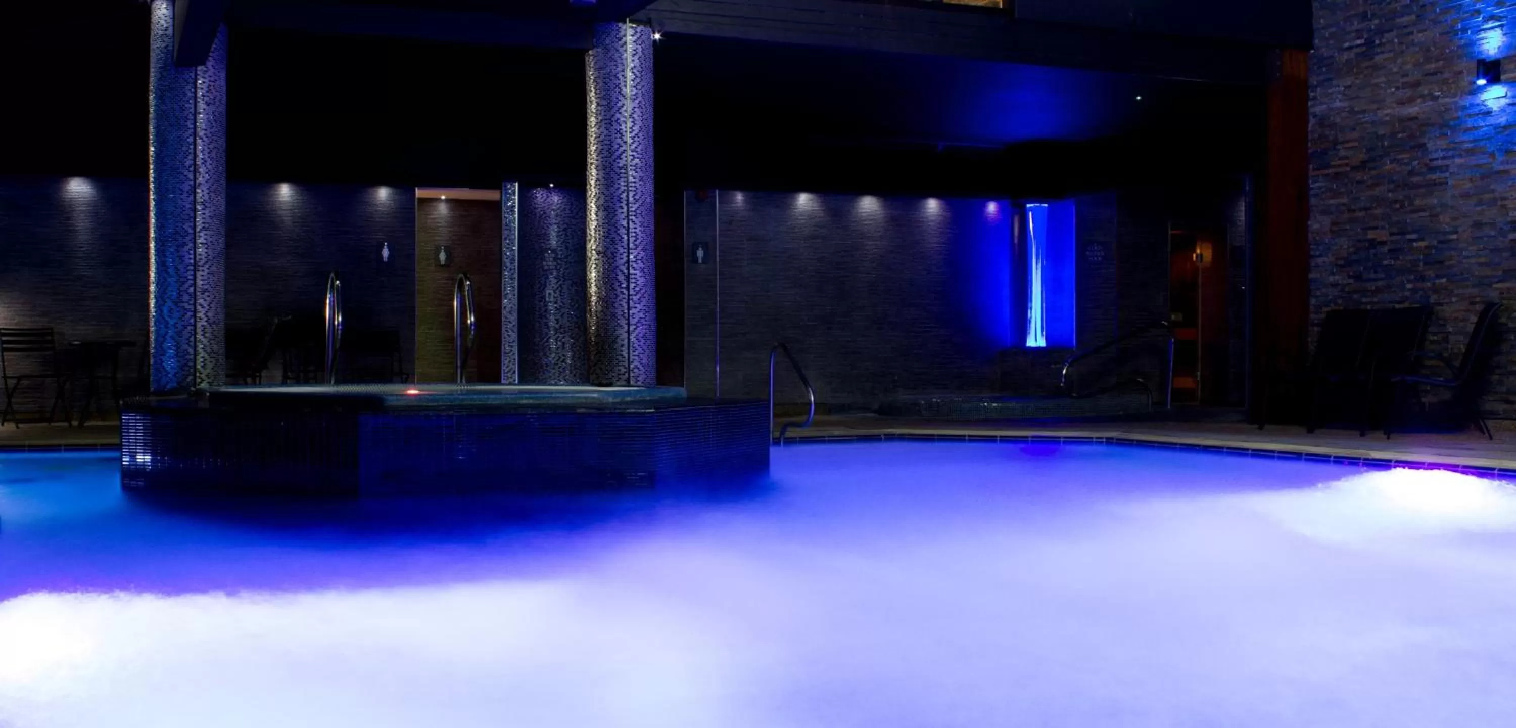 Swimming pool in Lakes Hotel & Spa