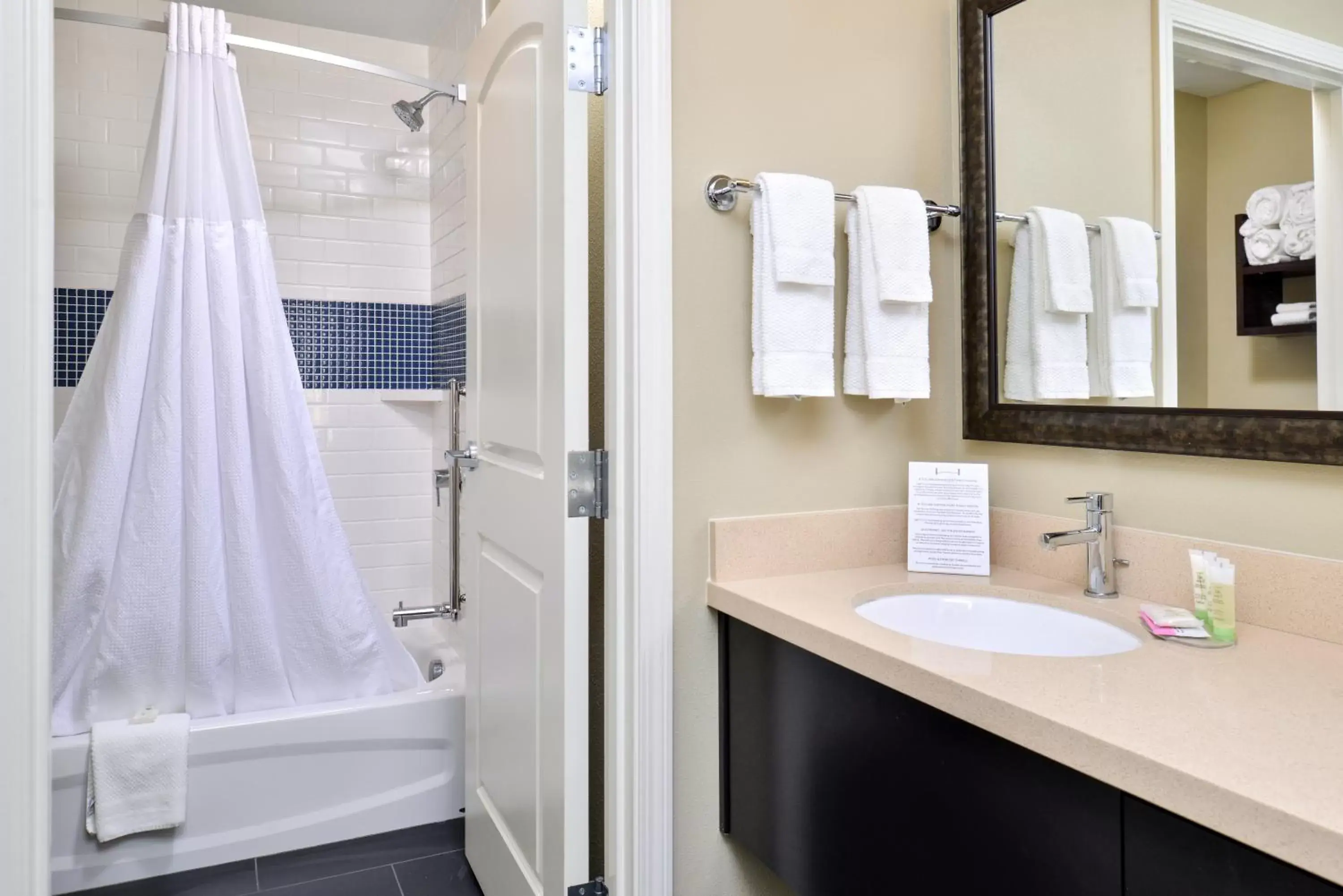 One-Bedroom Queen Suite with Roll-in Shower - Communications Access in Staybridge Suites Rochester by IHG One-Bedroom Queen Suite with Roll-in Shower - Communications Access in Staybridge Suites Rochester by IHG