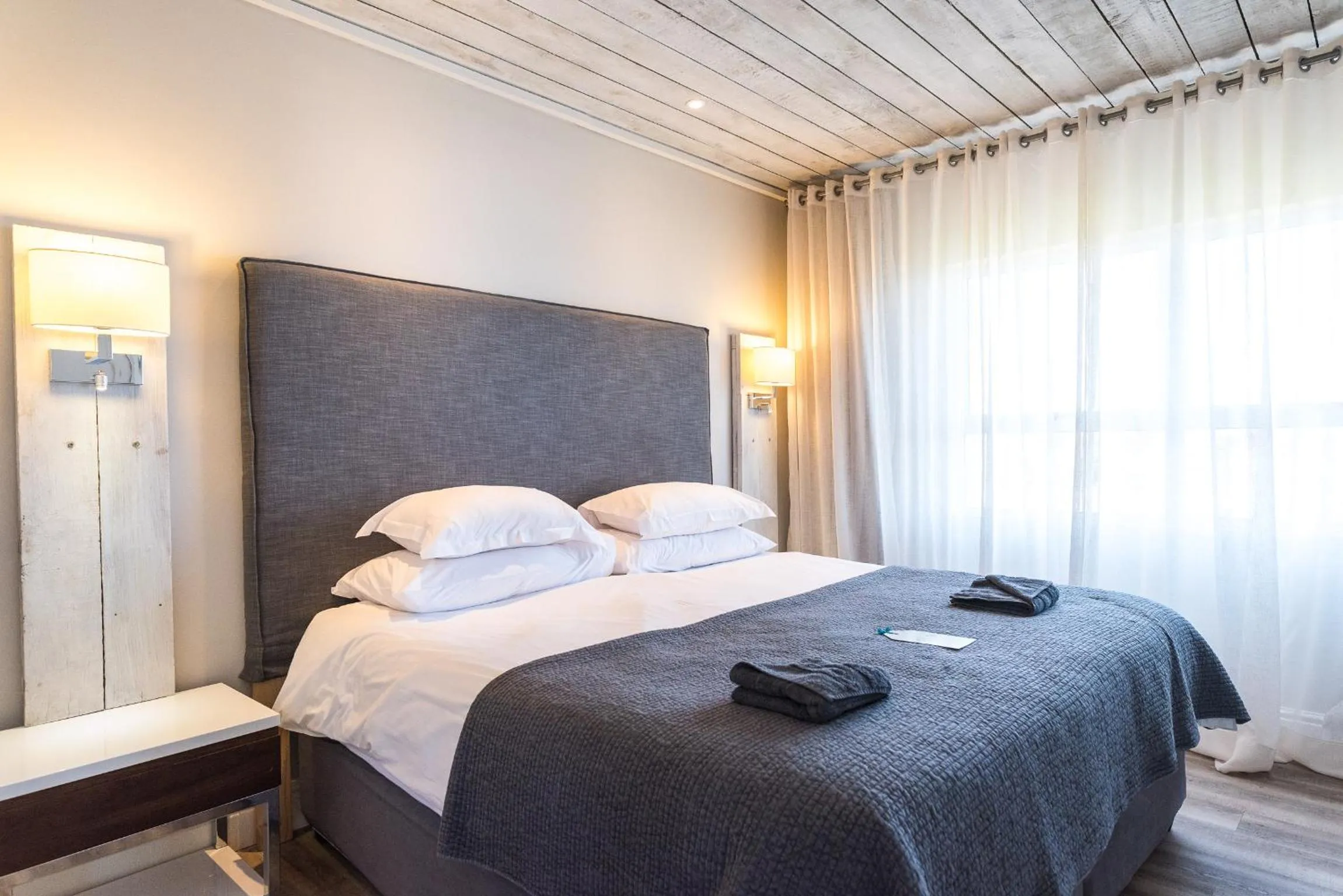 Bedroom, Bed in Blue Bay Lodge