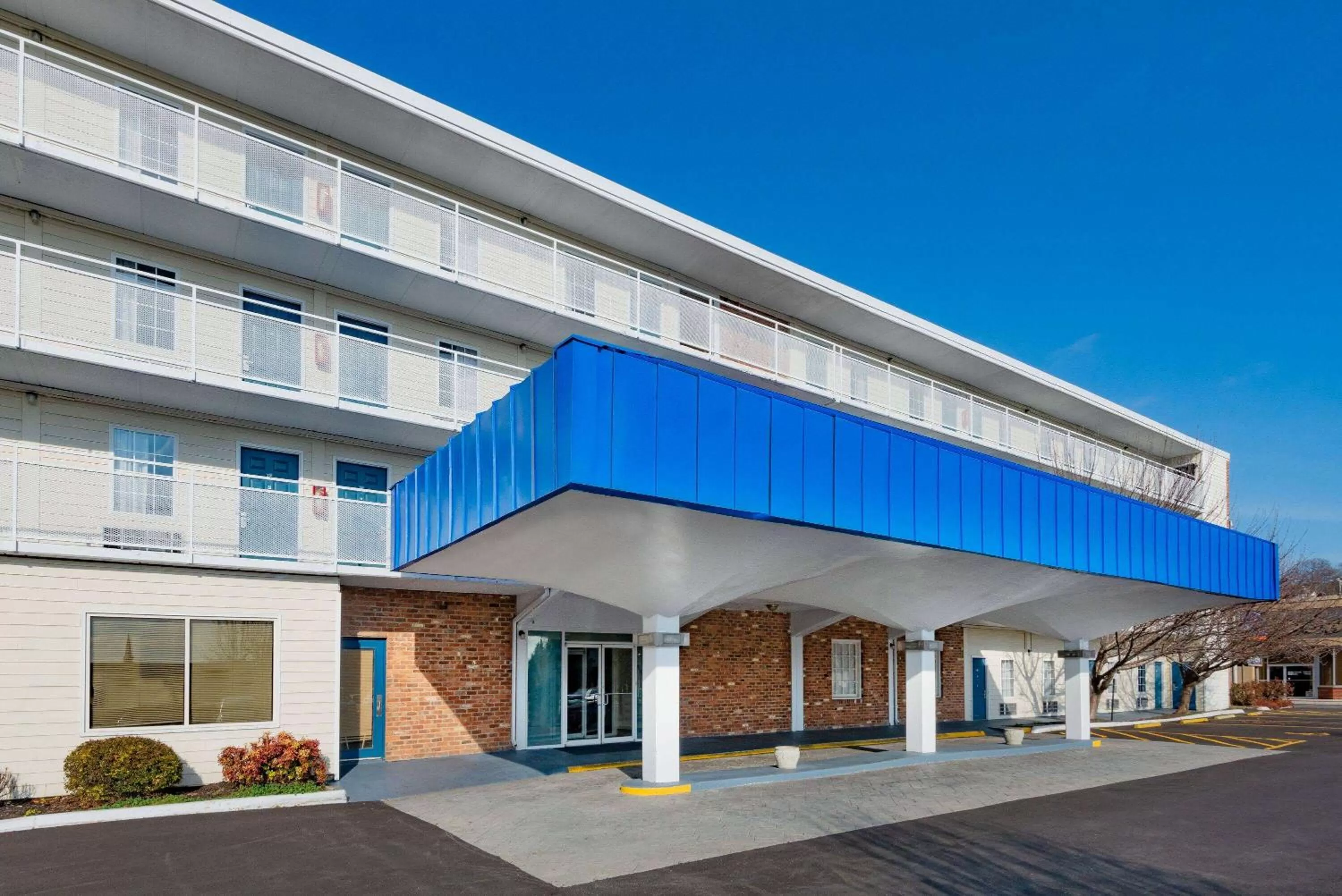 Property building in Howard Johnson by Wyndham Staunton