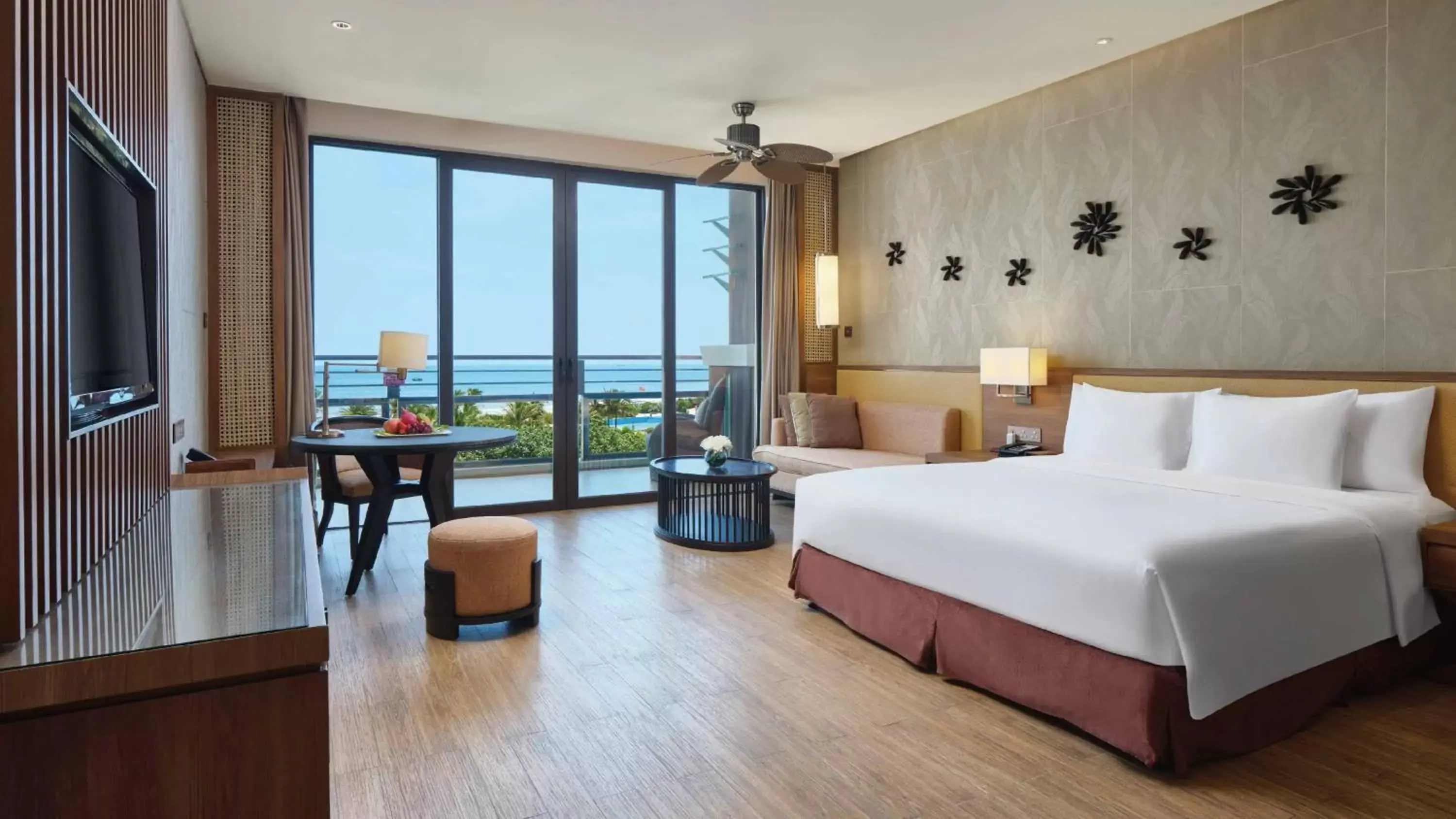Premier King Room with Sea View in Crowne Plaza Hailing Island by IHG Premier King Room with Sea View in Crowne Plaza Hailing Island by IHG
