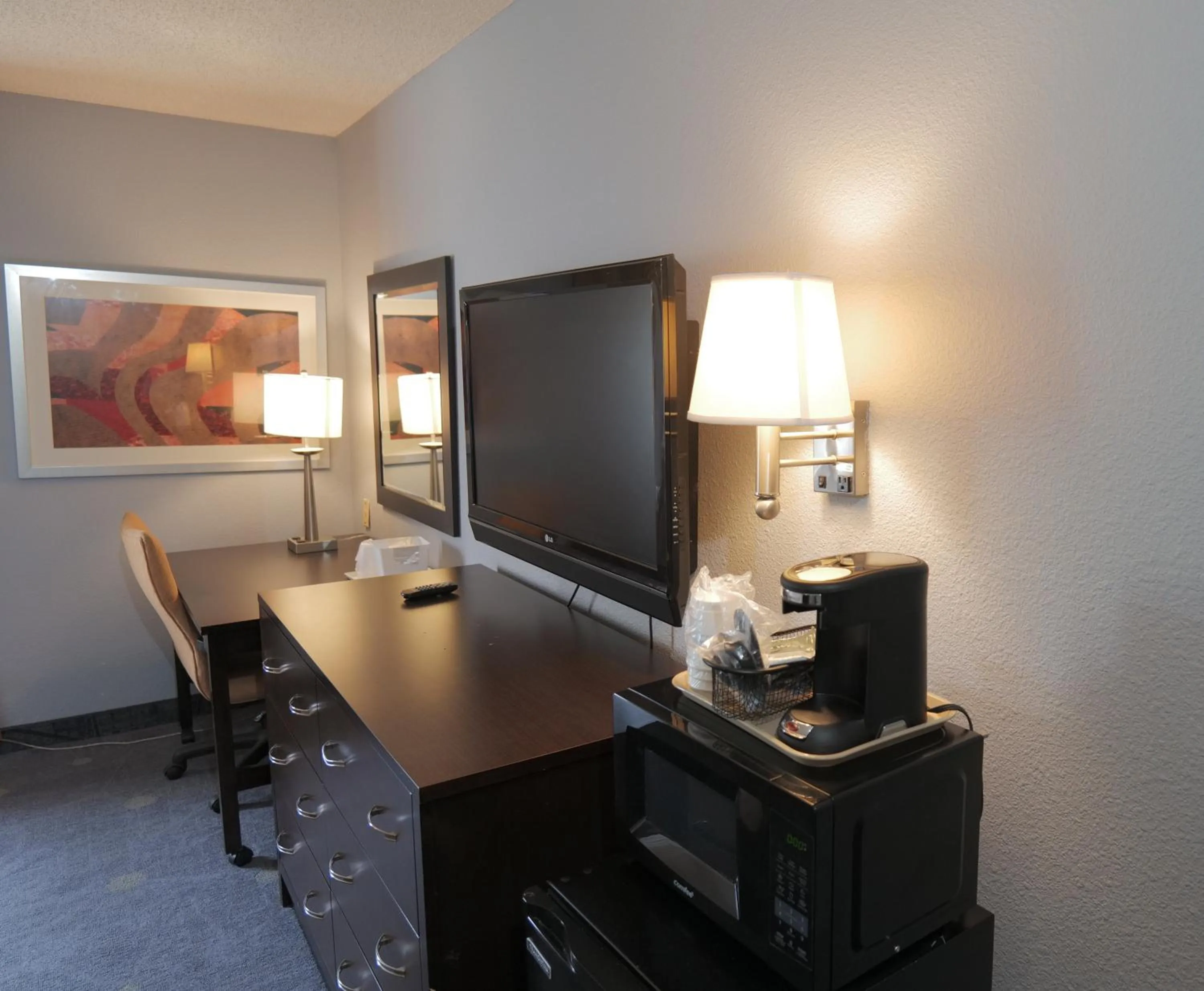 hair dresser in Baymont by Wyndham Flint Airport North