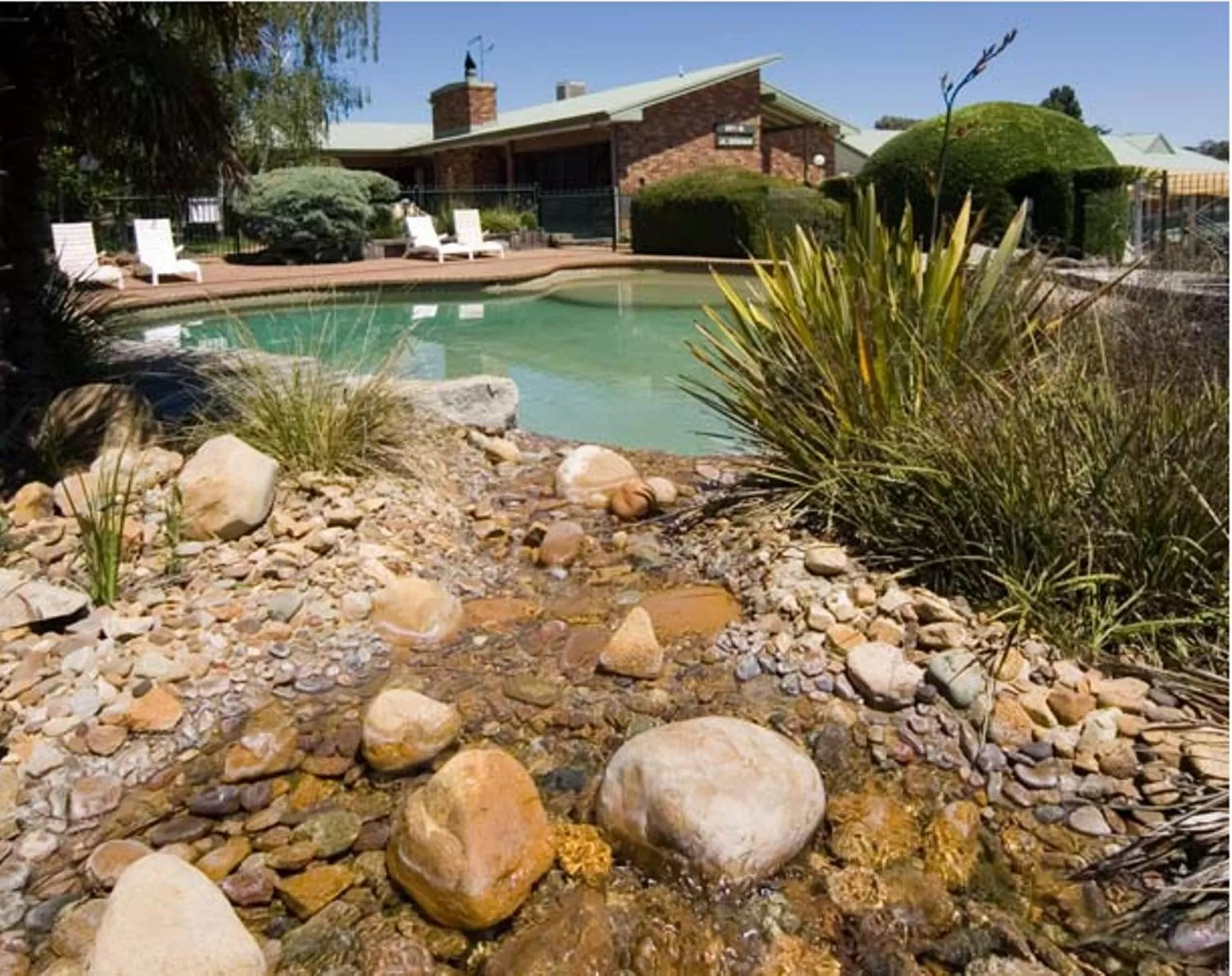 Day in Thunderbird Motel Yass