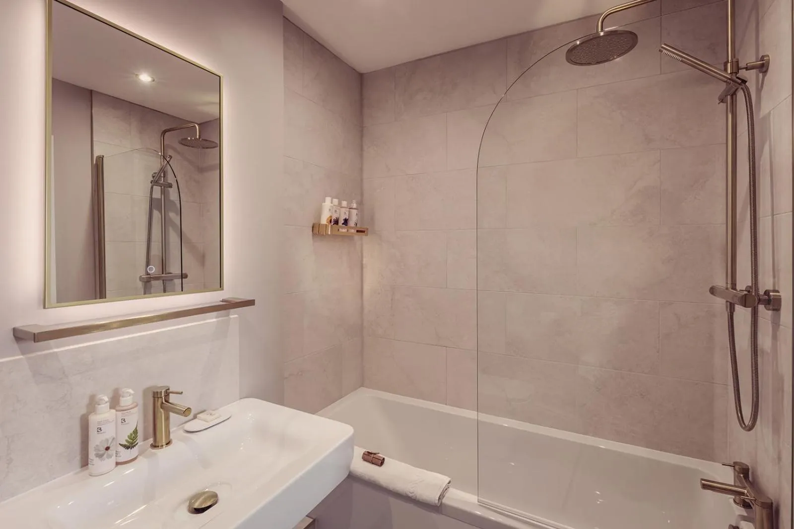 Shower in Tweedies Bar and Lodge