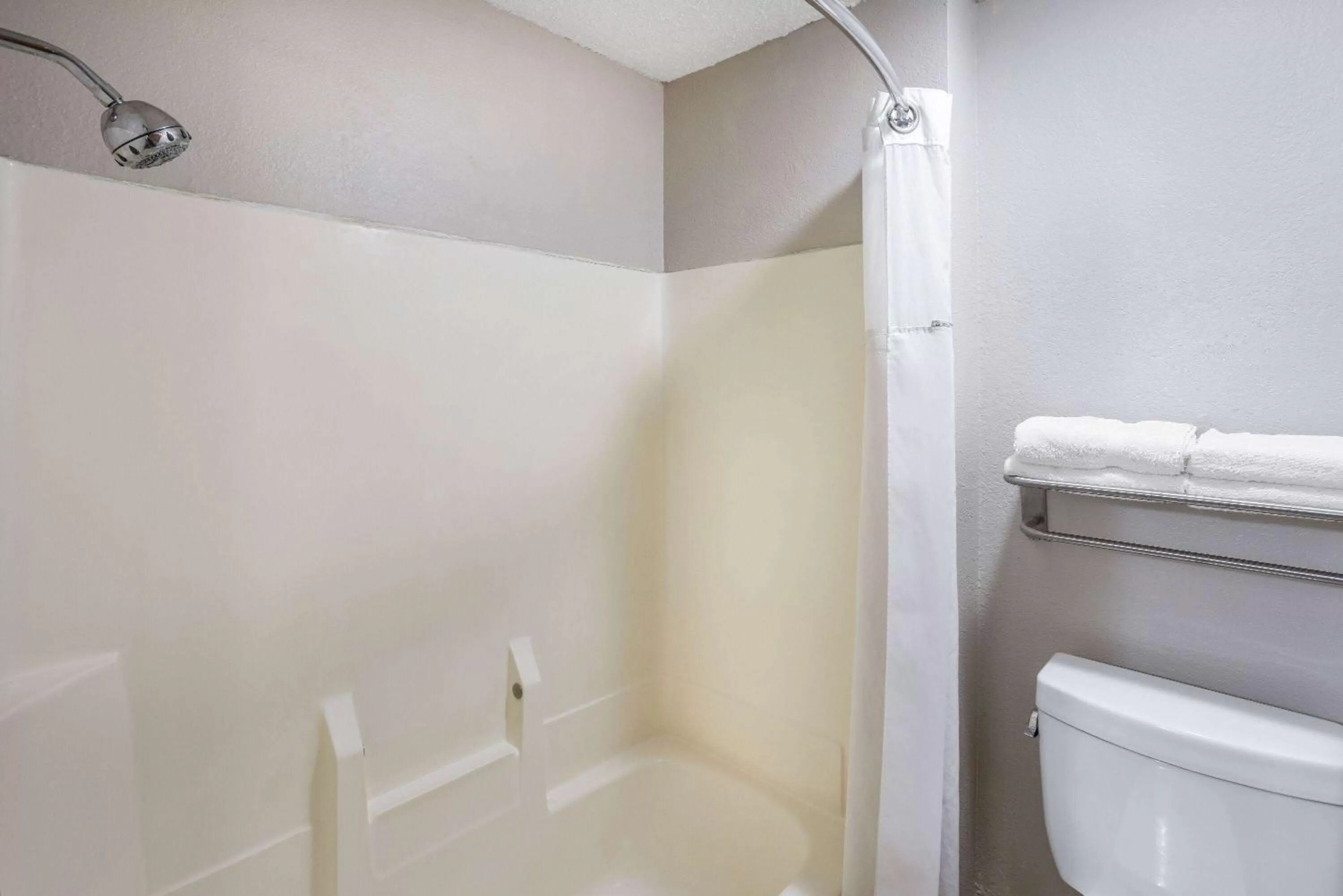 TV and multimedia in Baymont by Wyndham Beloit