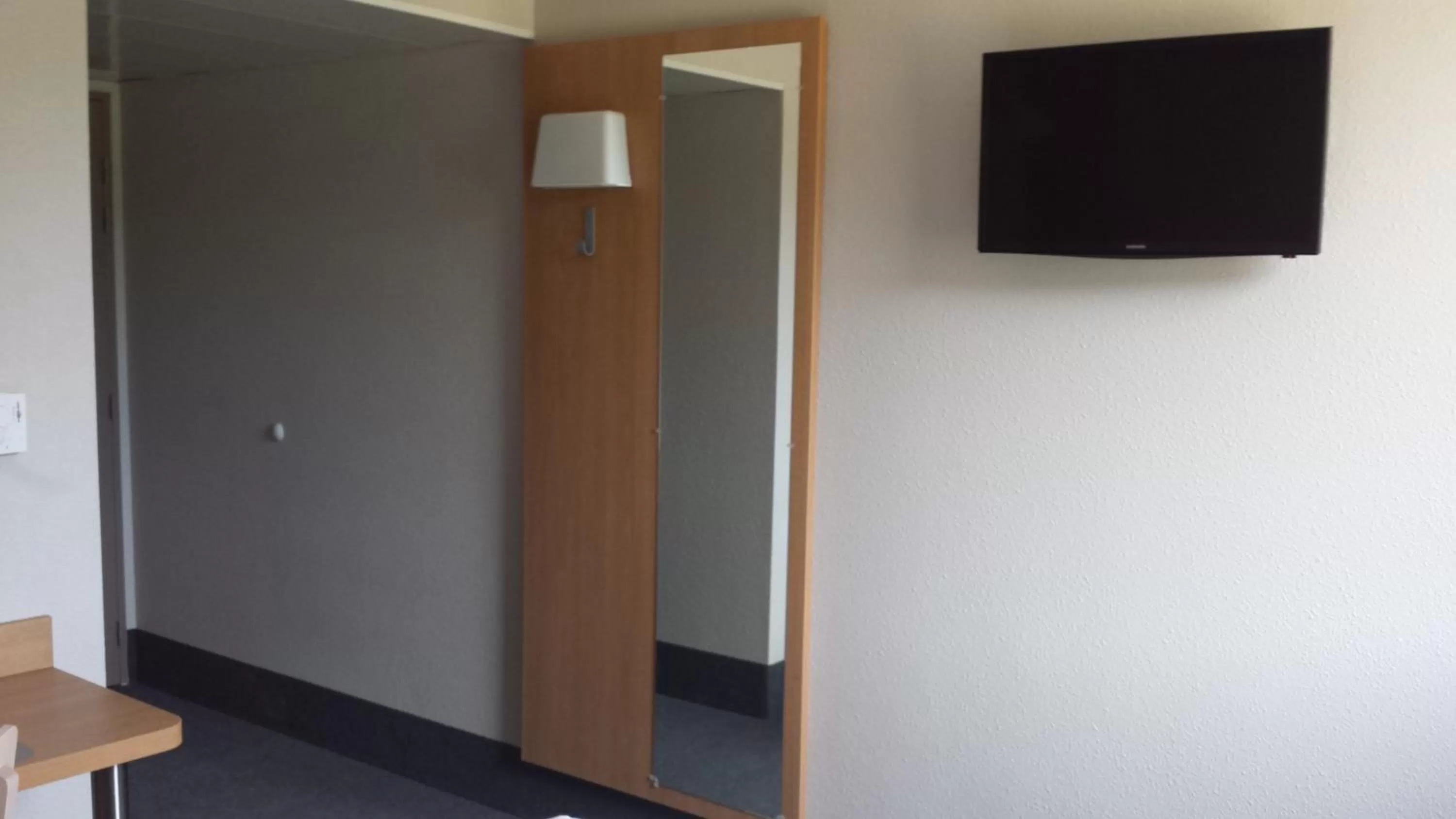 TV and multimedia in B&B HOTEL Alès - Pôle Mécanique