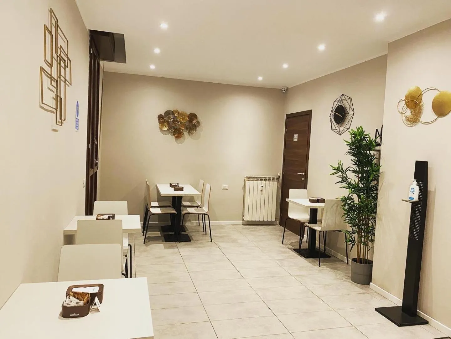 Restaurant/places to eat in Golden Milano Hotel