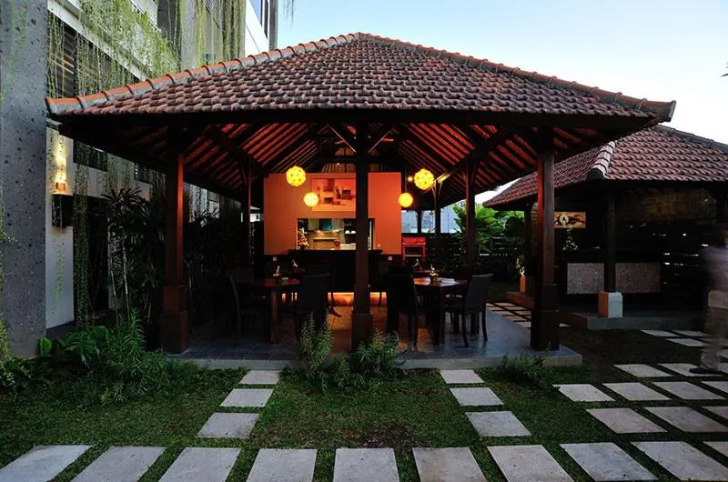 Restaurant/places to eat in Ganga Hotel & Apartment