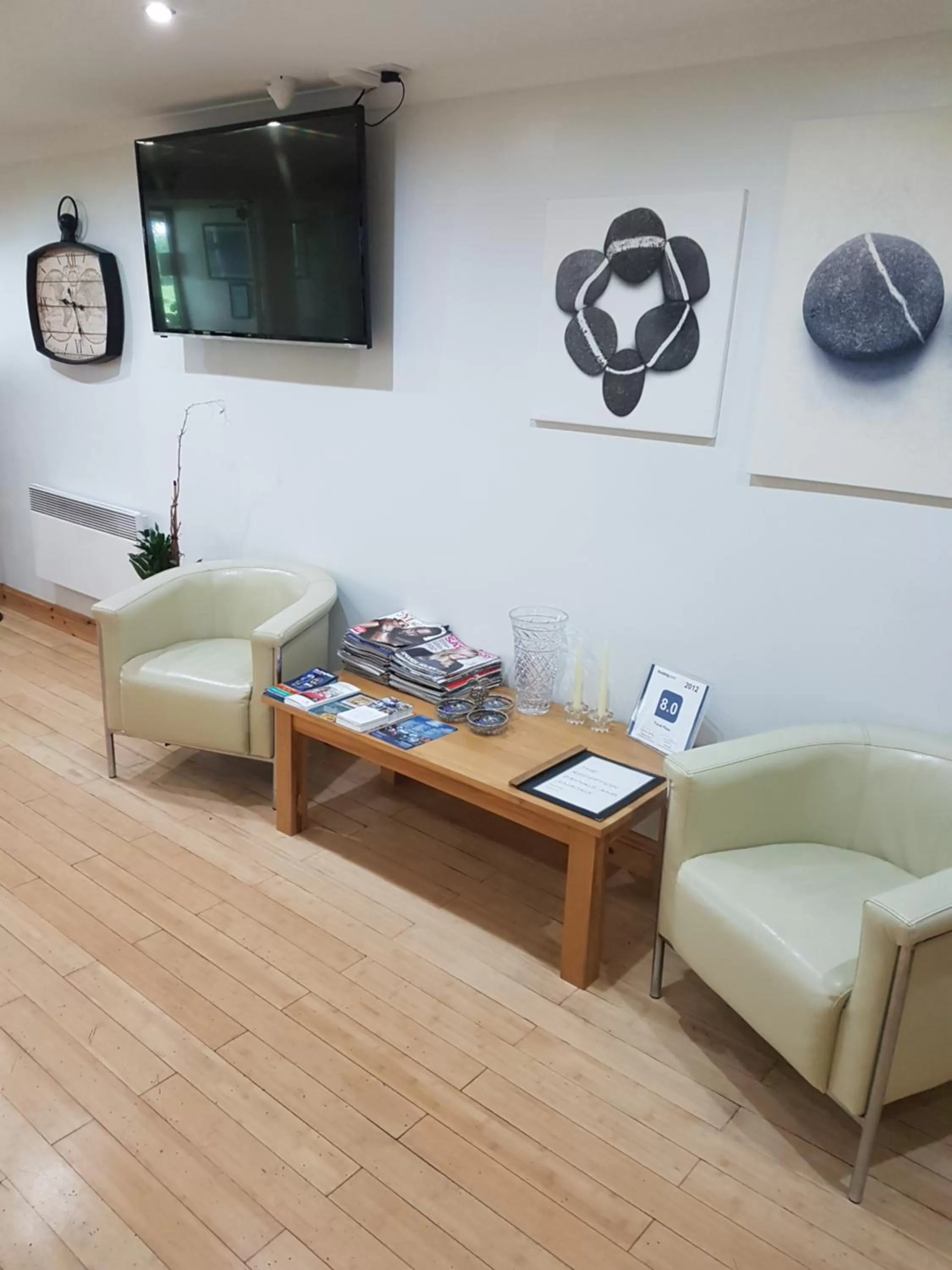 Communal lounge/ TV room in Travel Plaza Hotel