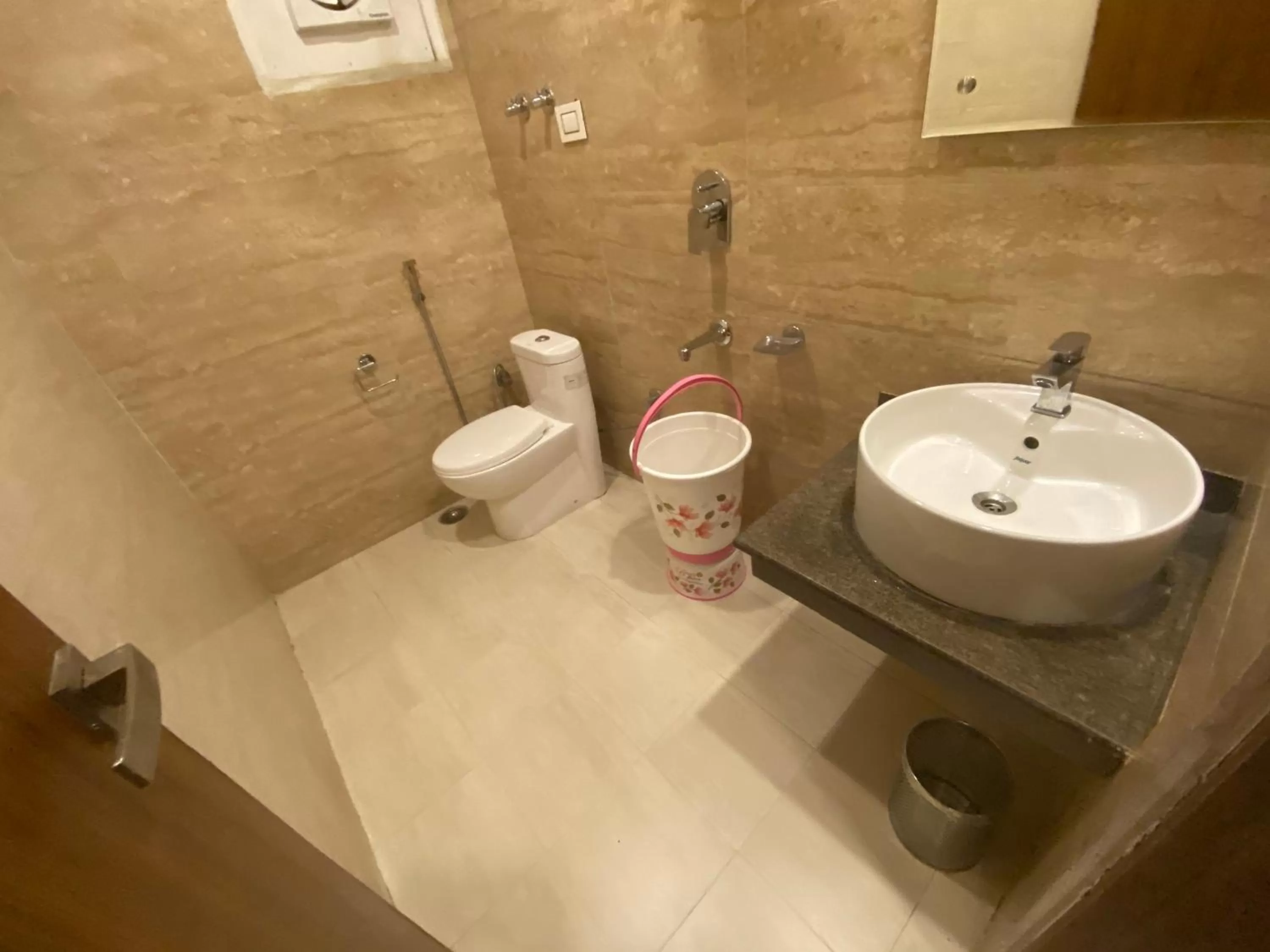 Bathroom in Hotel Ambika Resort Manali