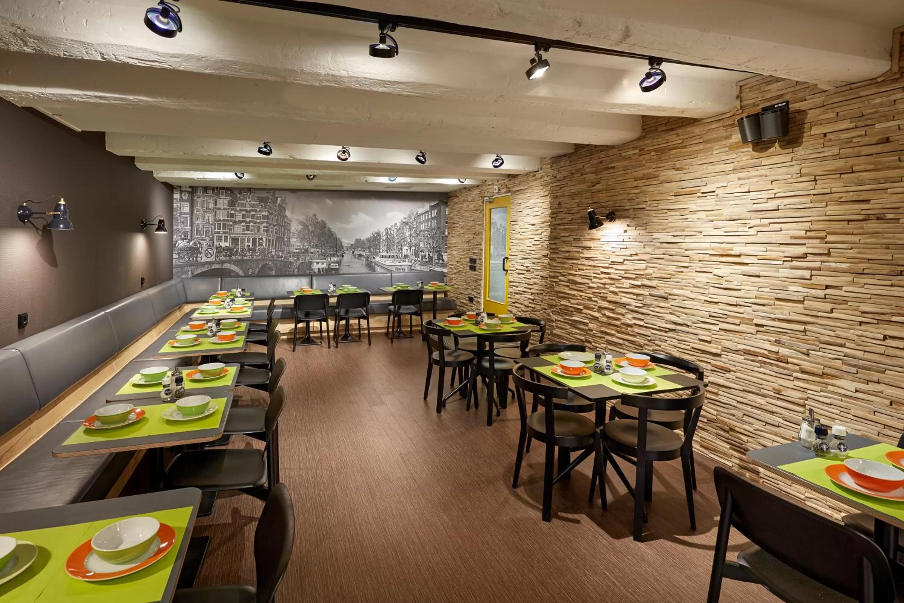 Restaurant/places to eat in Nova Hotel