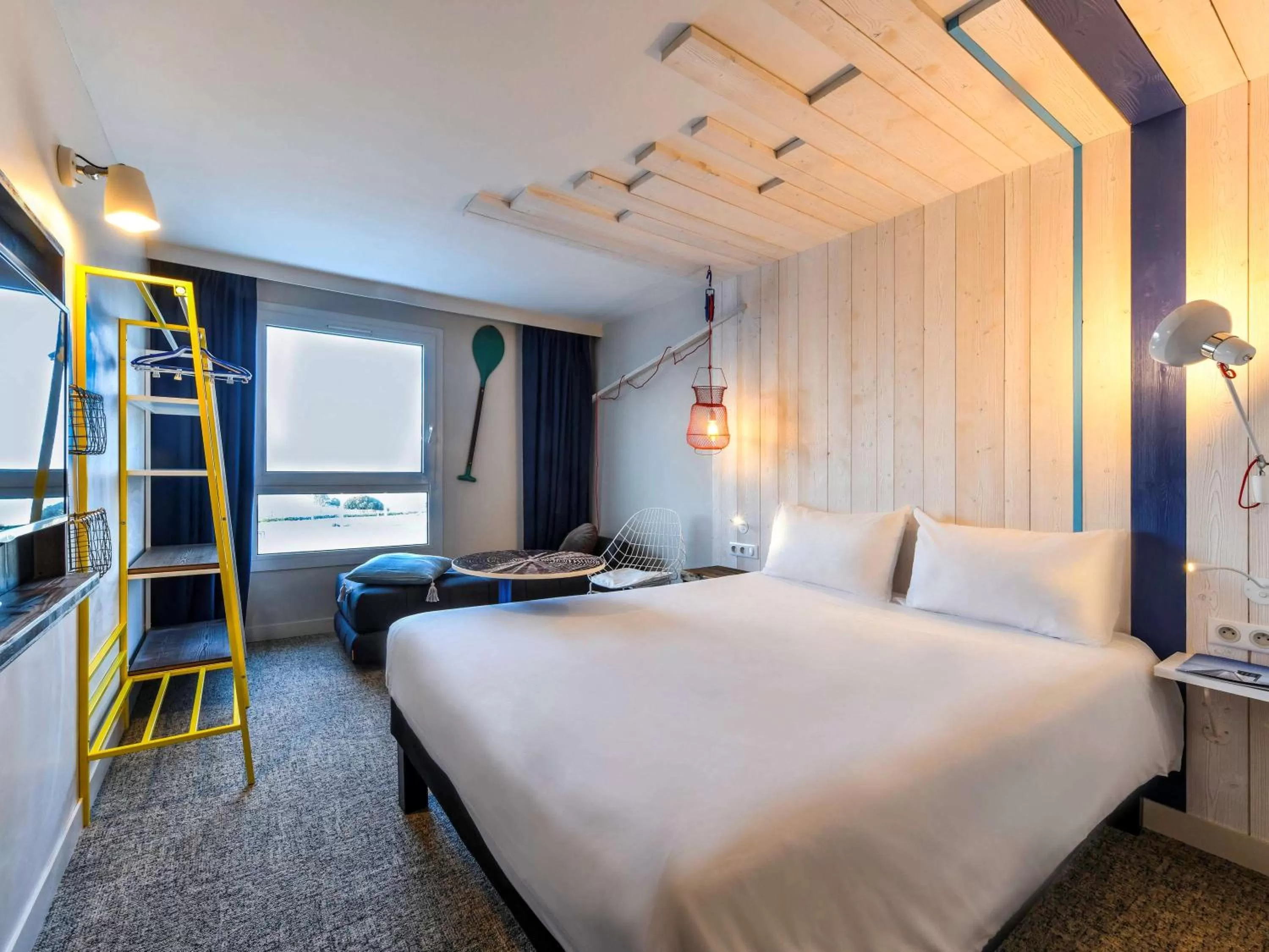 Photo of the whole room, Bed in ibis styles La Rochelle Thalasso Chatelaillon