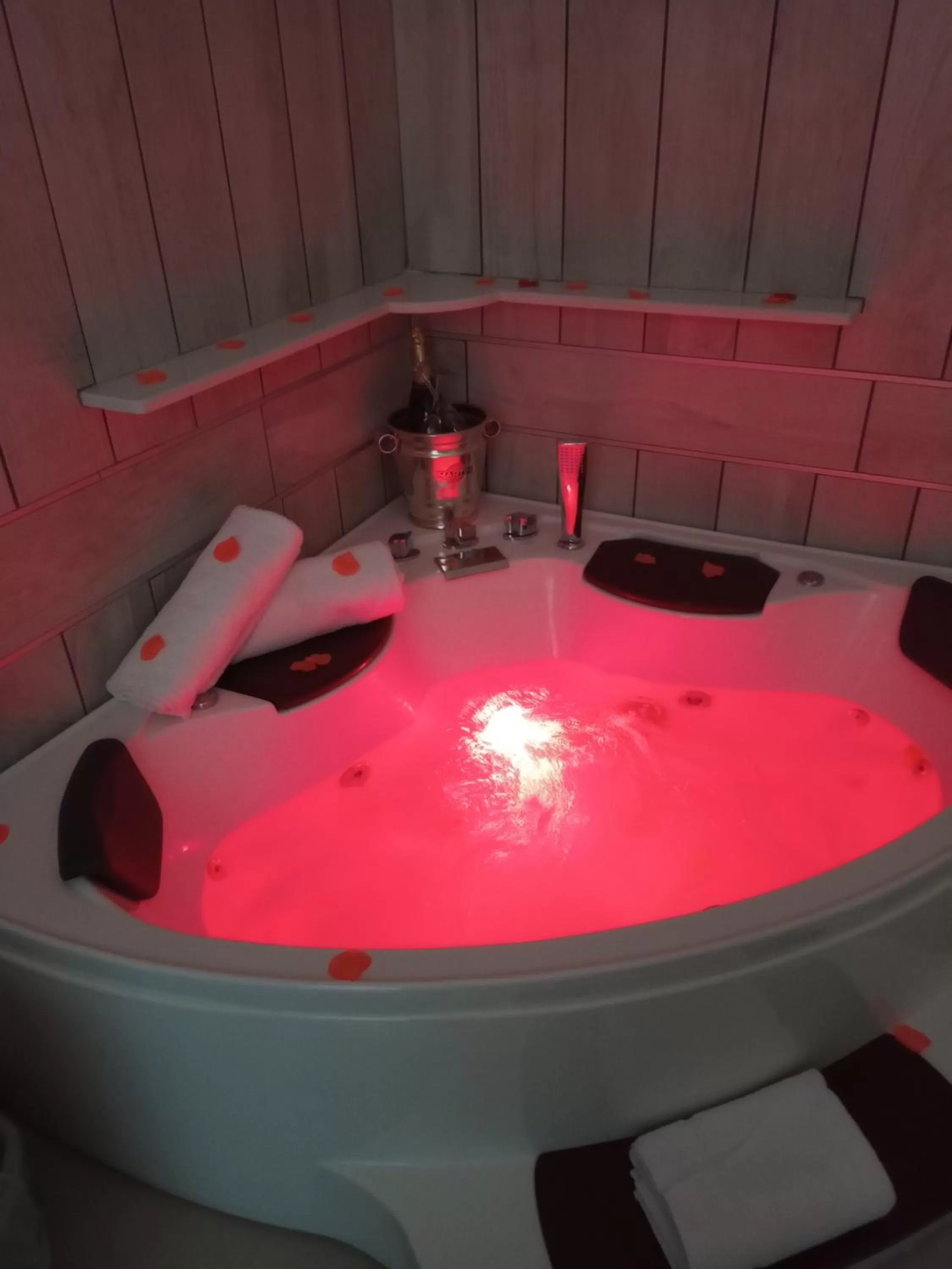 Hot Tub in Hotel Garden Napoli