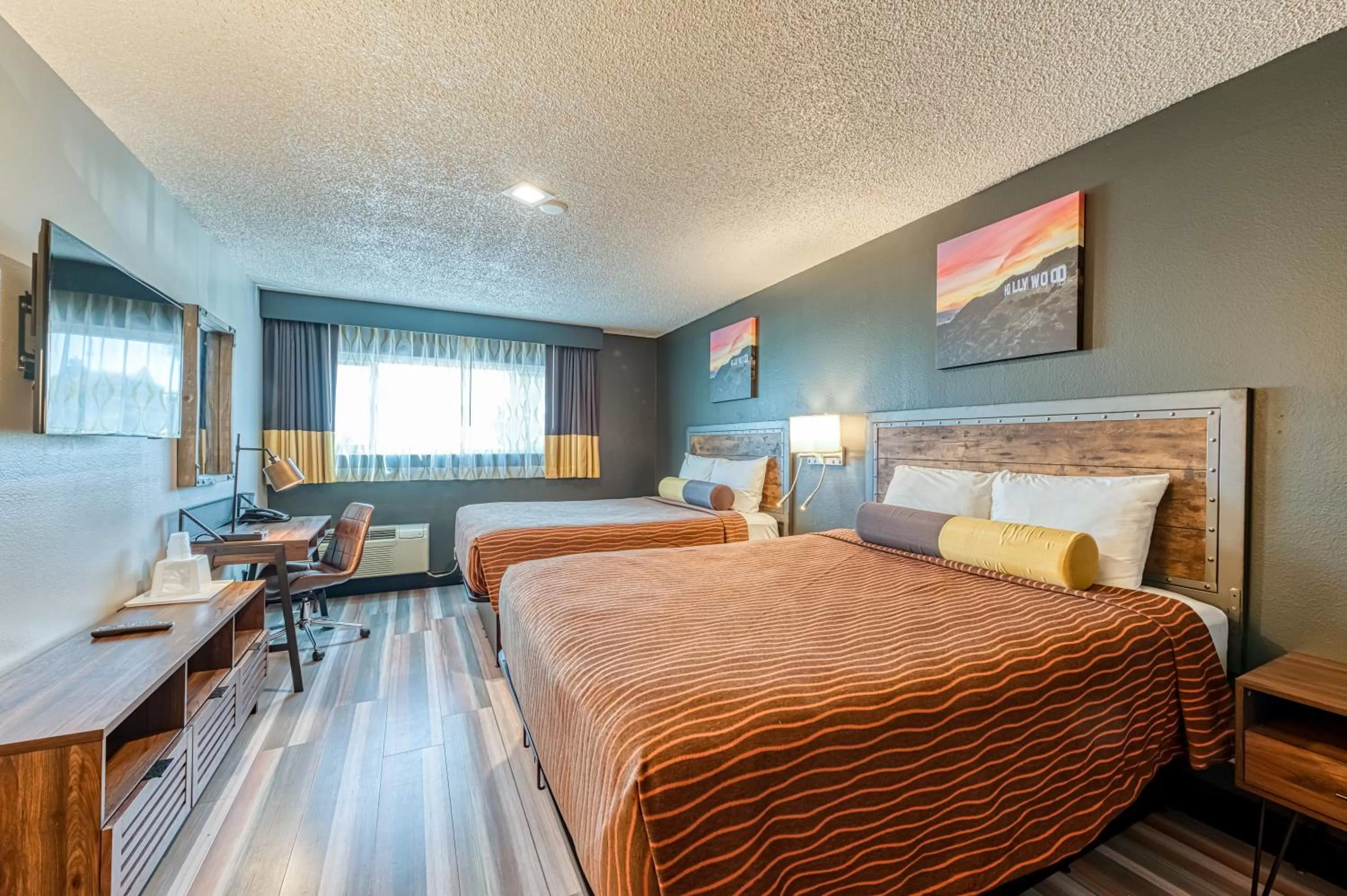 Photo of the whole room, Bed in La Mirage Inn - Hollywood