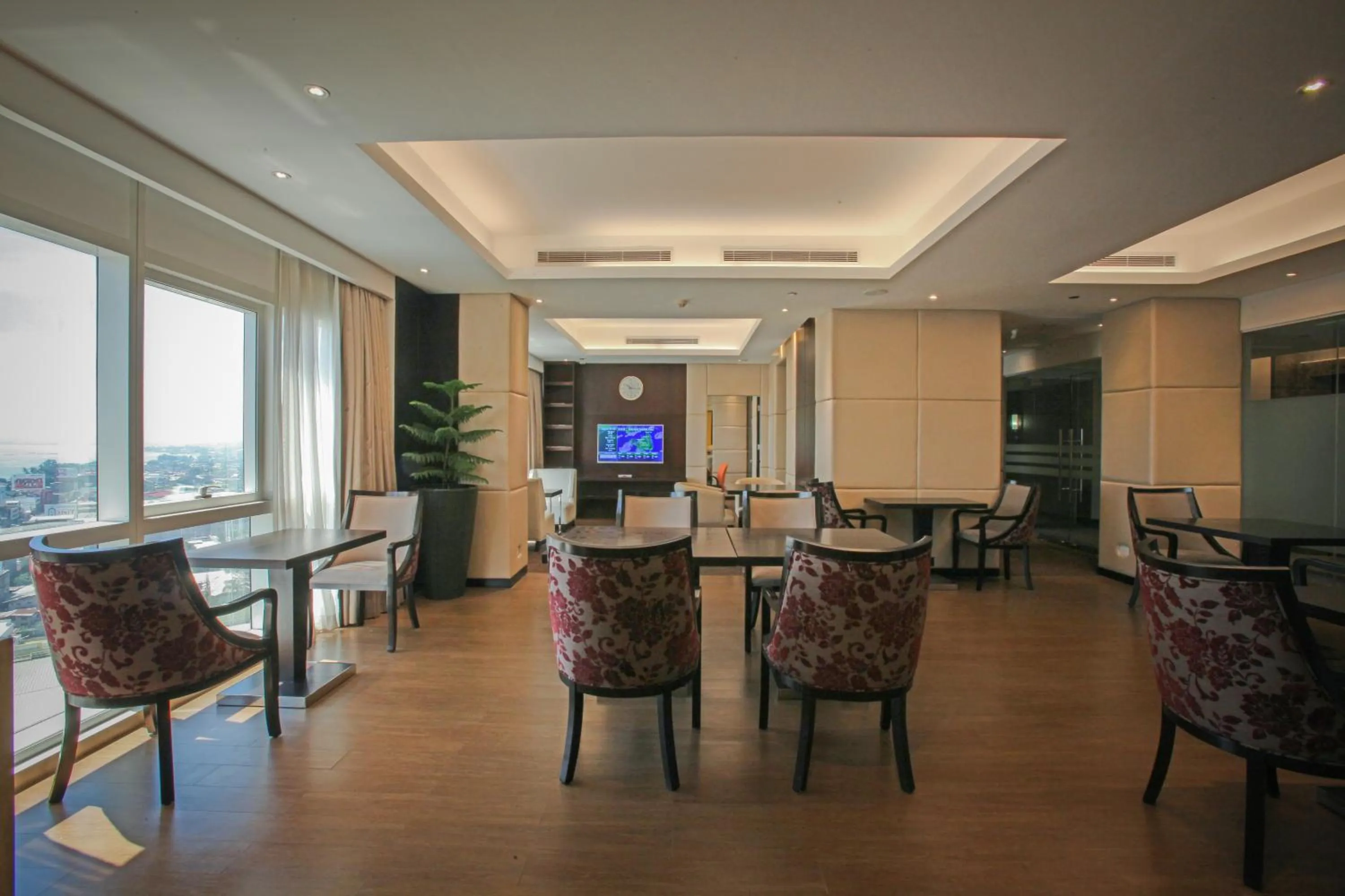 Lounge or bar in Limketkai Luxe Hotel