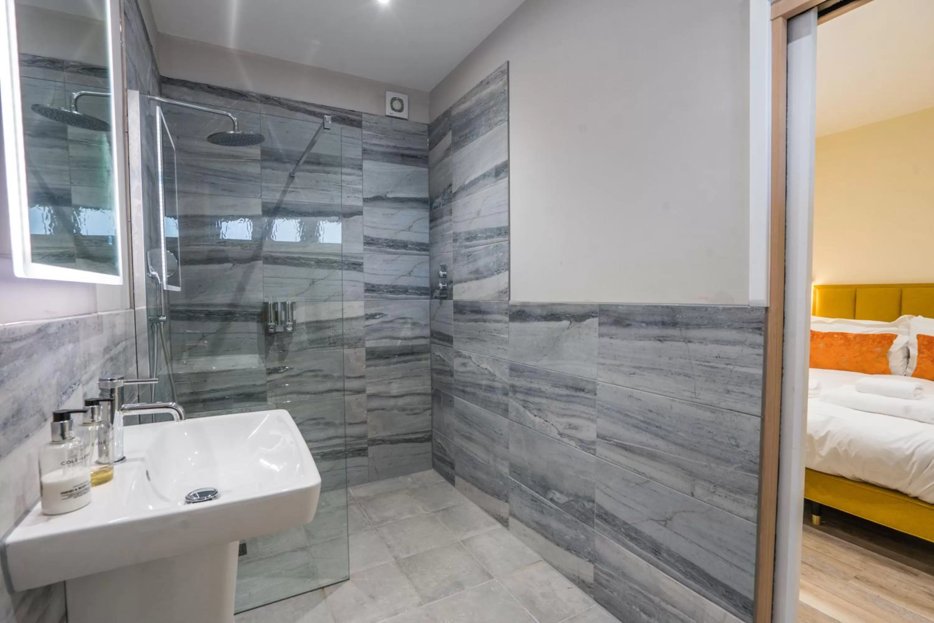 Bathroom, Bed in 1 Elliot Terrace