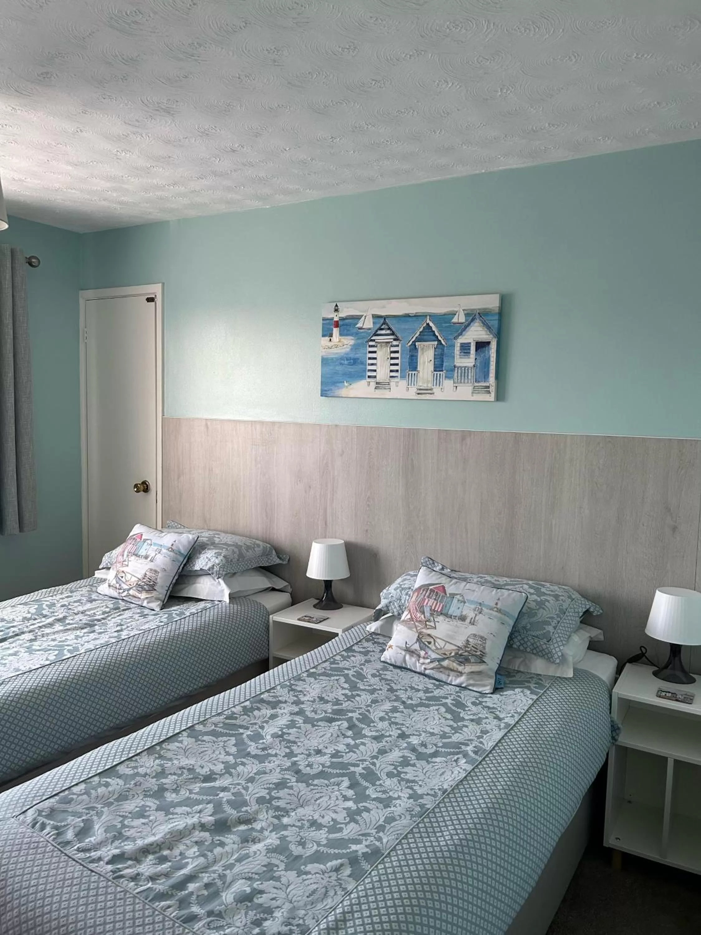 Standard Twin Room in Leeward House B&B