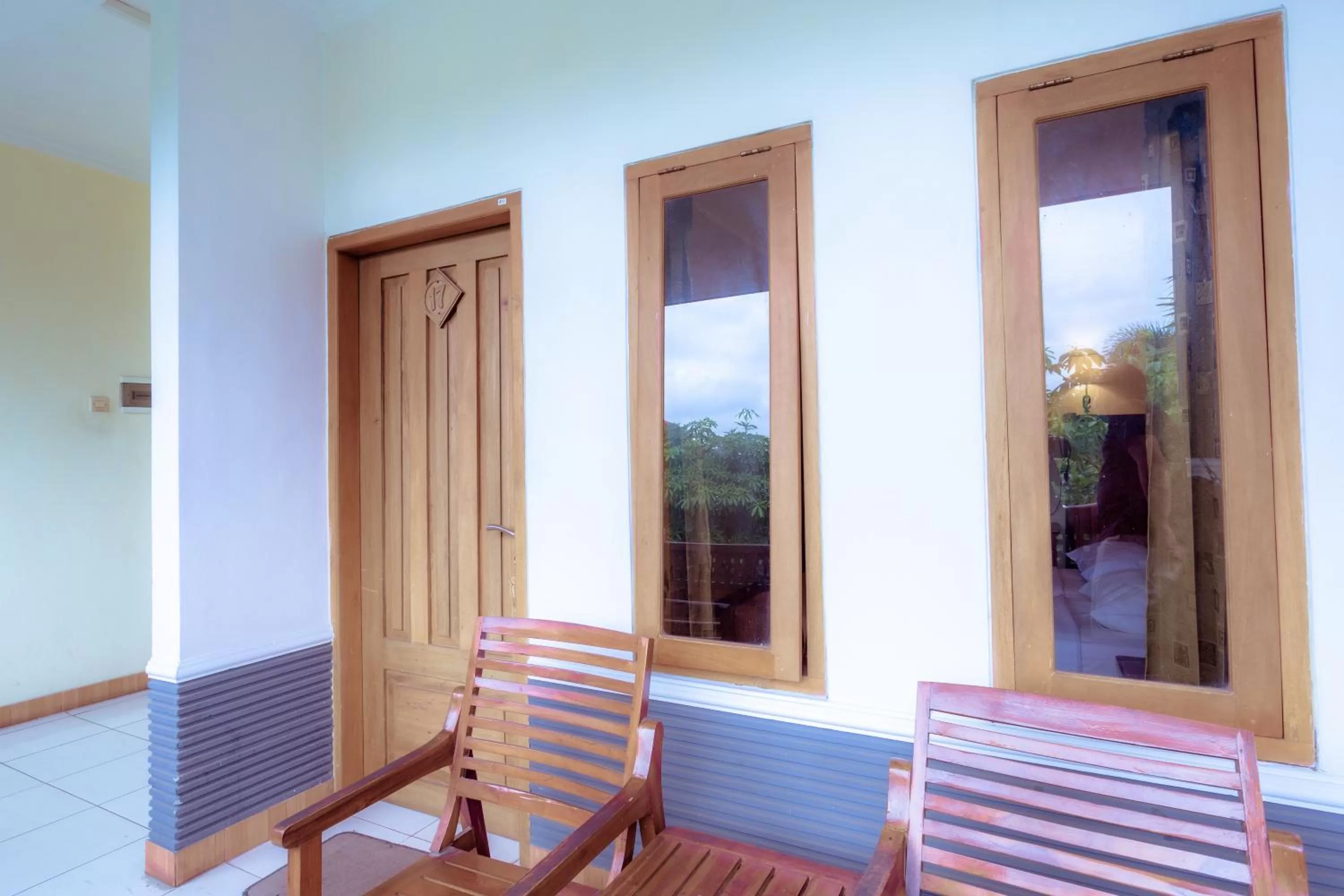 Seating area in Hotel Mahkota Plengkung by ecommerceloka