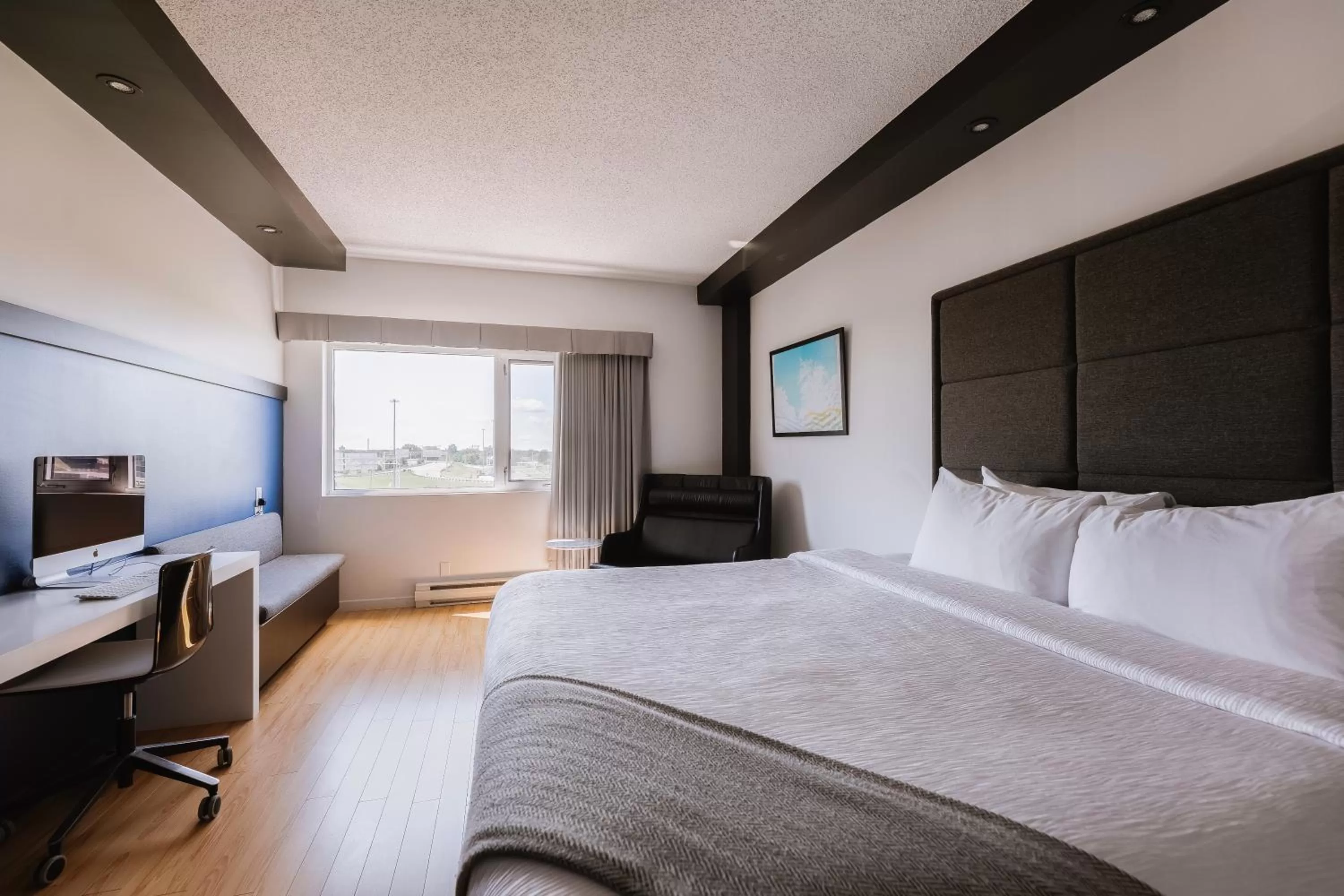 Photo of the whole room, Bed in Le Dauphin Montréal-Longueuil