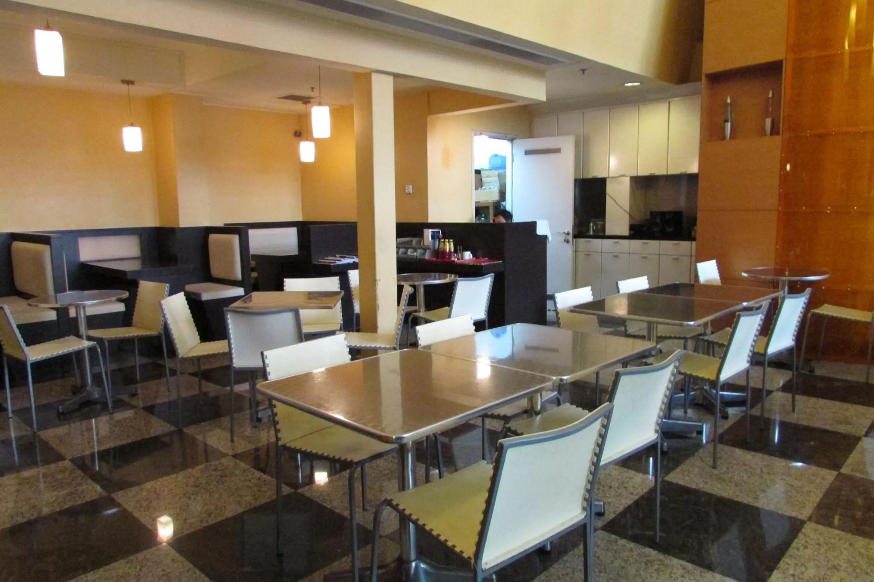 Restaurant/places to eat in Strand Hotel