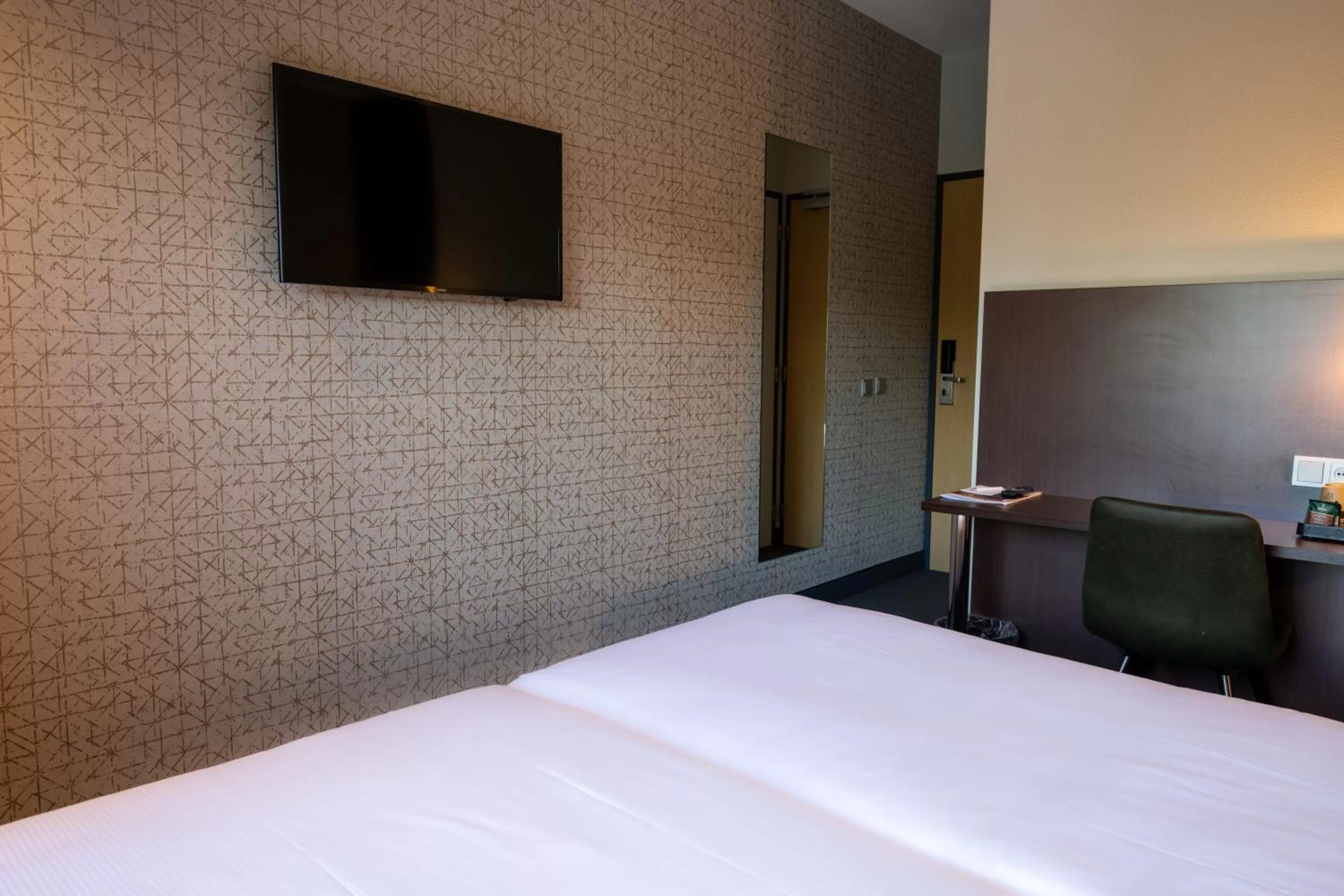 TV and multimedia, Bed in Flonk Hotel Groningen Zuid, BW Signature Collection