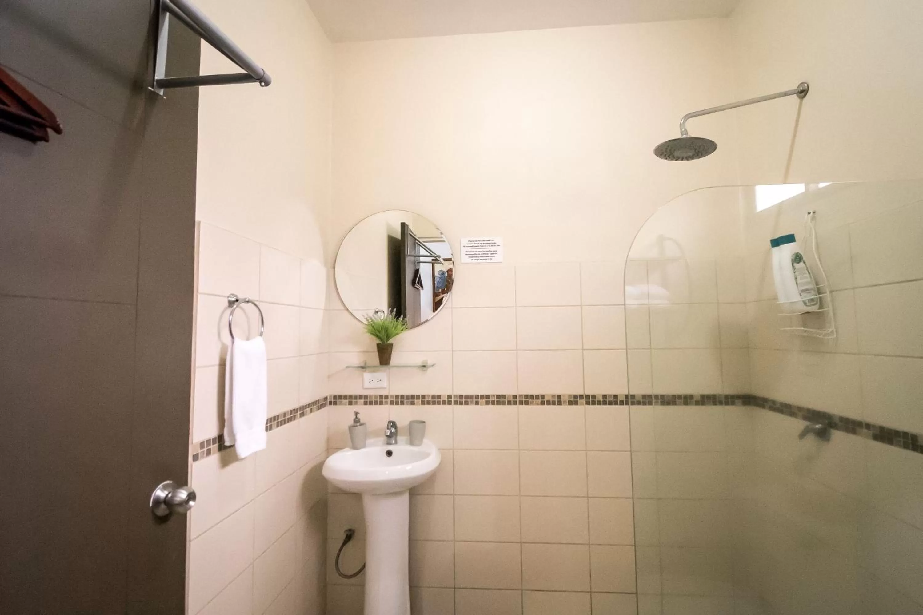 Bathroom in Terida Airport B&B