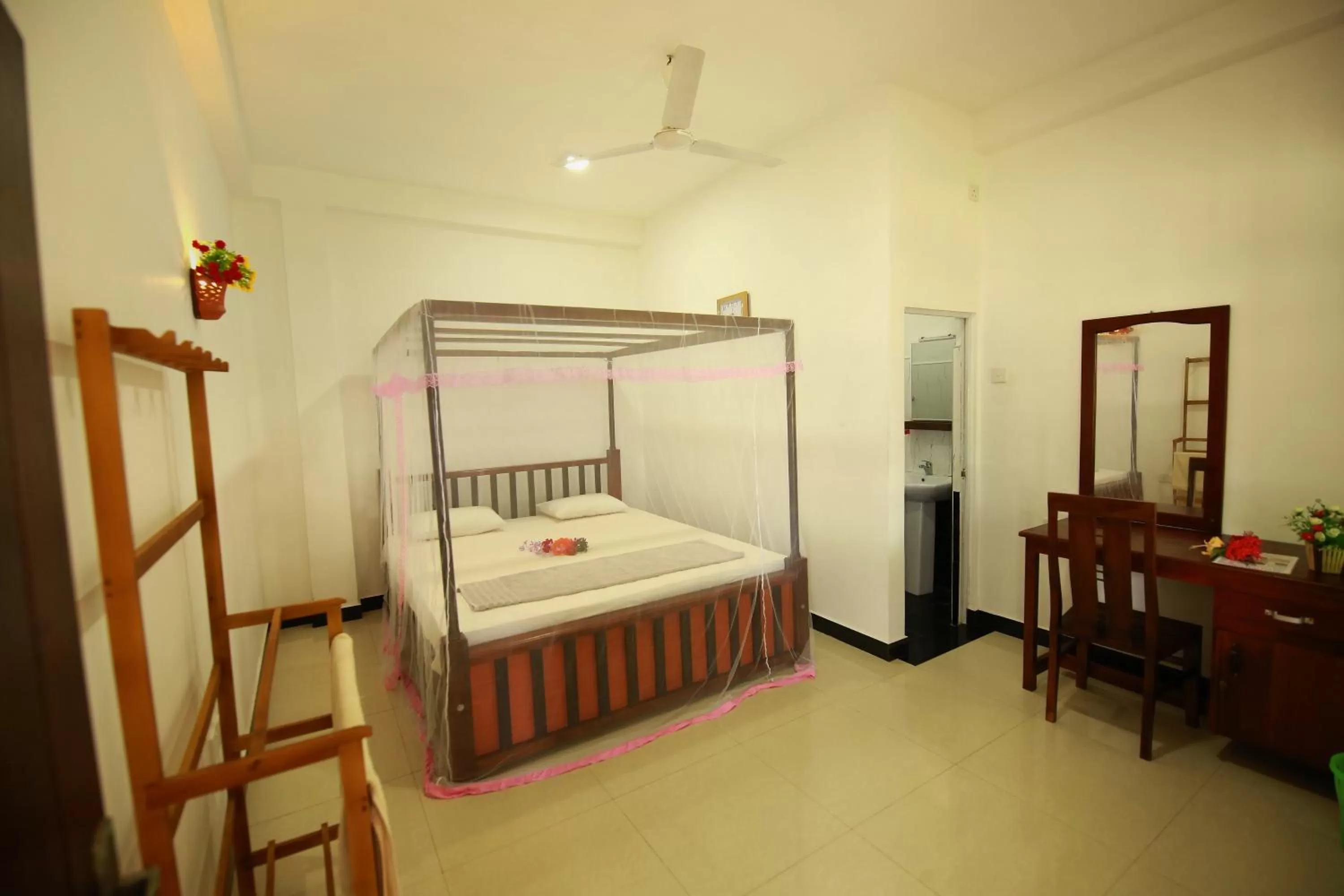 Photo of the whole room in New Ocean Vibes