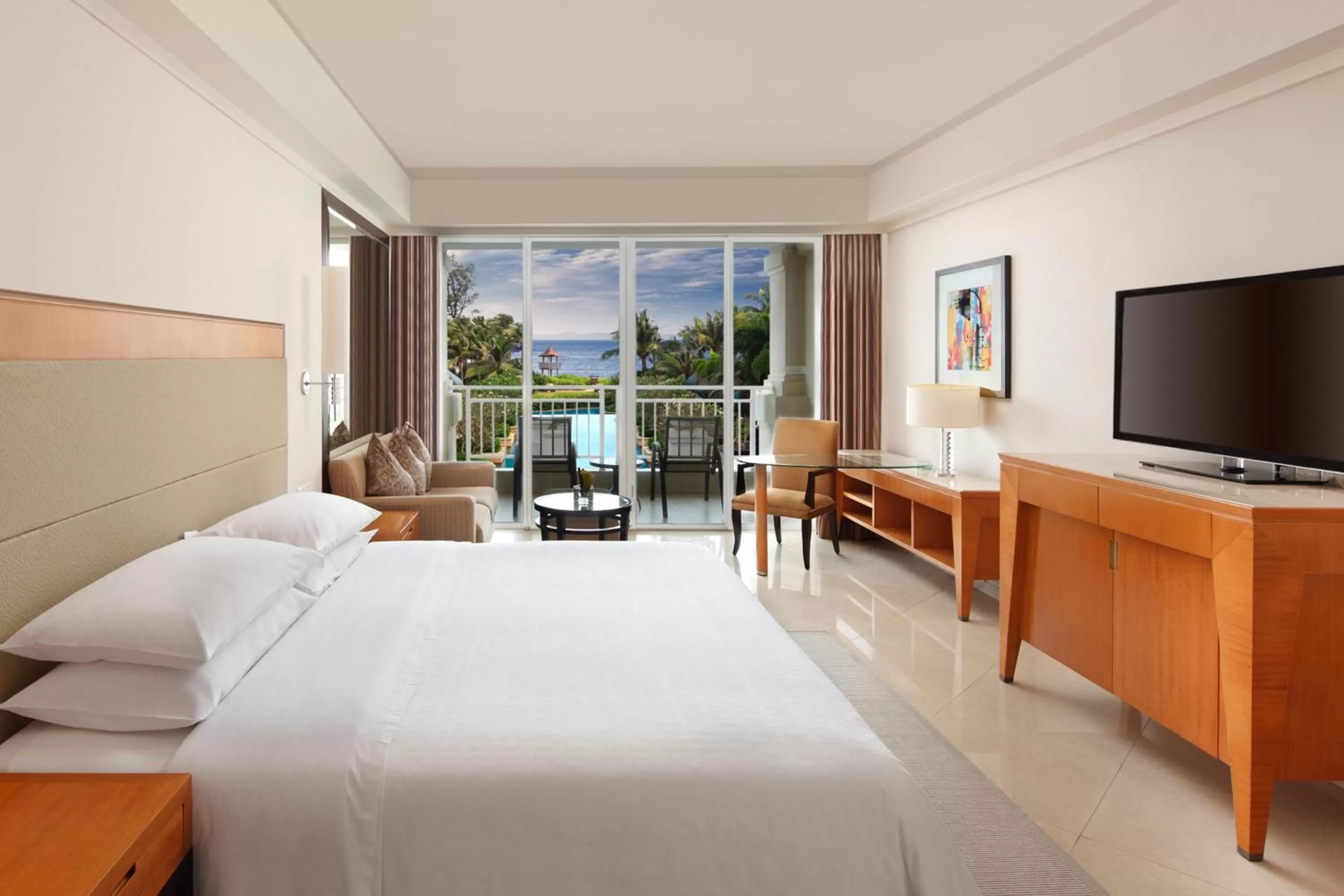 Photo of the whole room, Bed in Sheraton Haikou Hotel