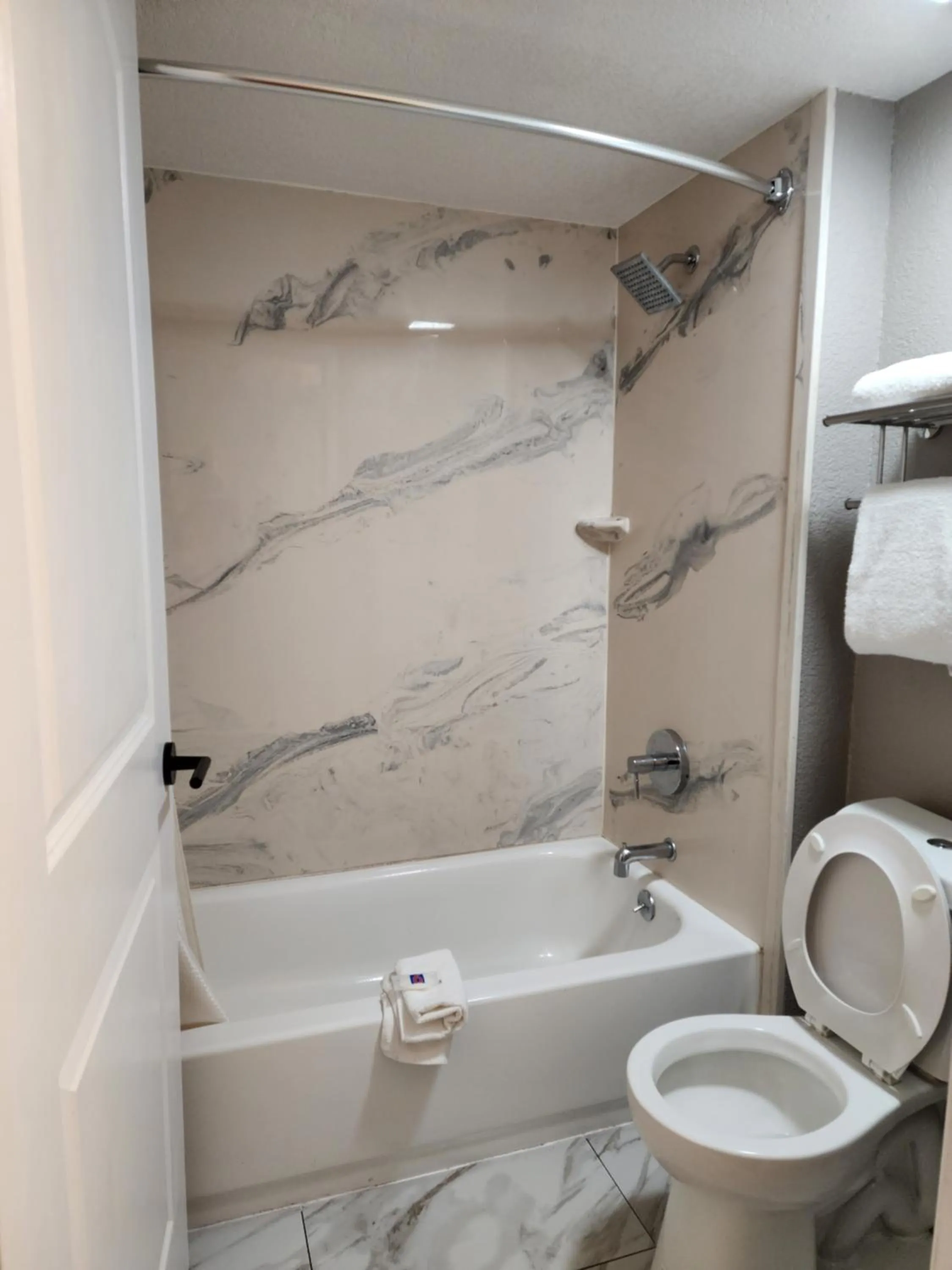 Toilet in Studio 6 Sacramento, CA Natomas