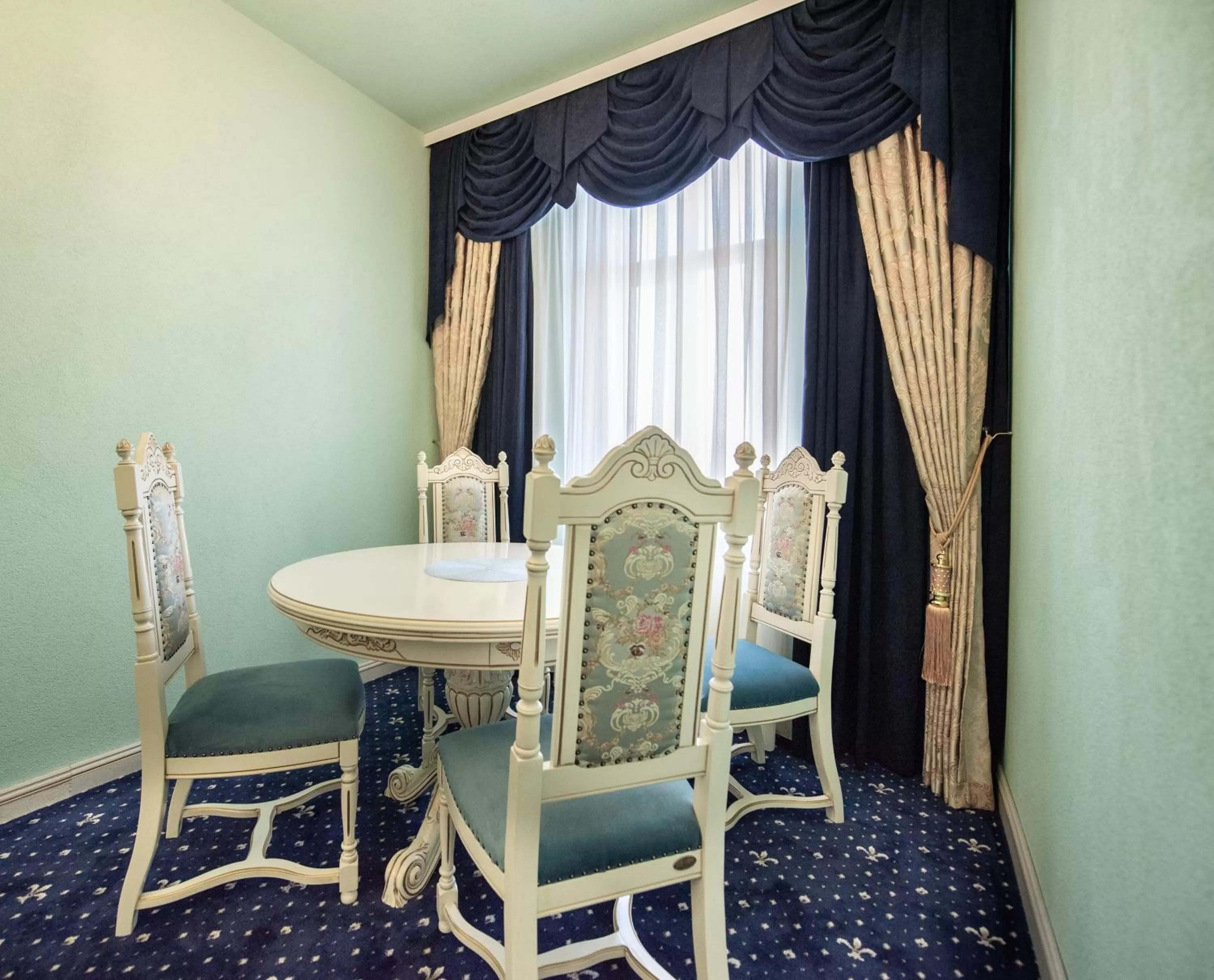 Kitchen or kitchenette in JMR Royal -Luxury Rooms & Private Sauna