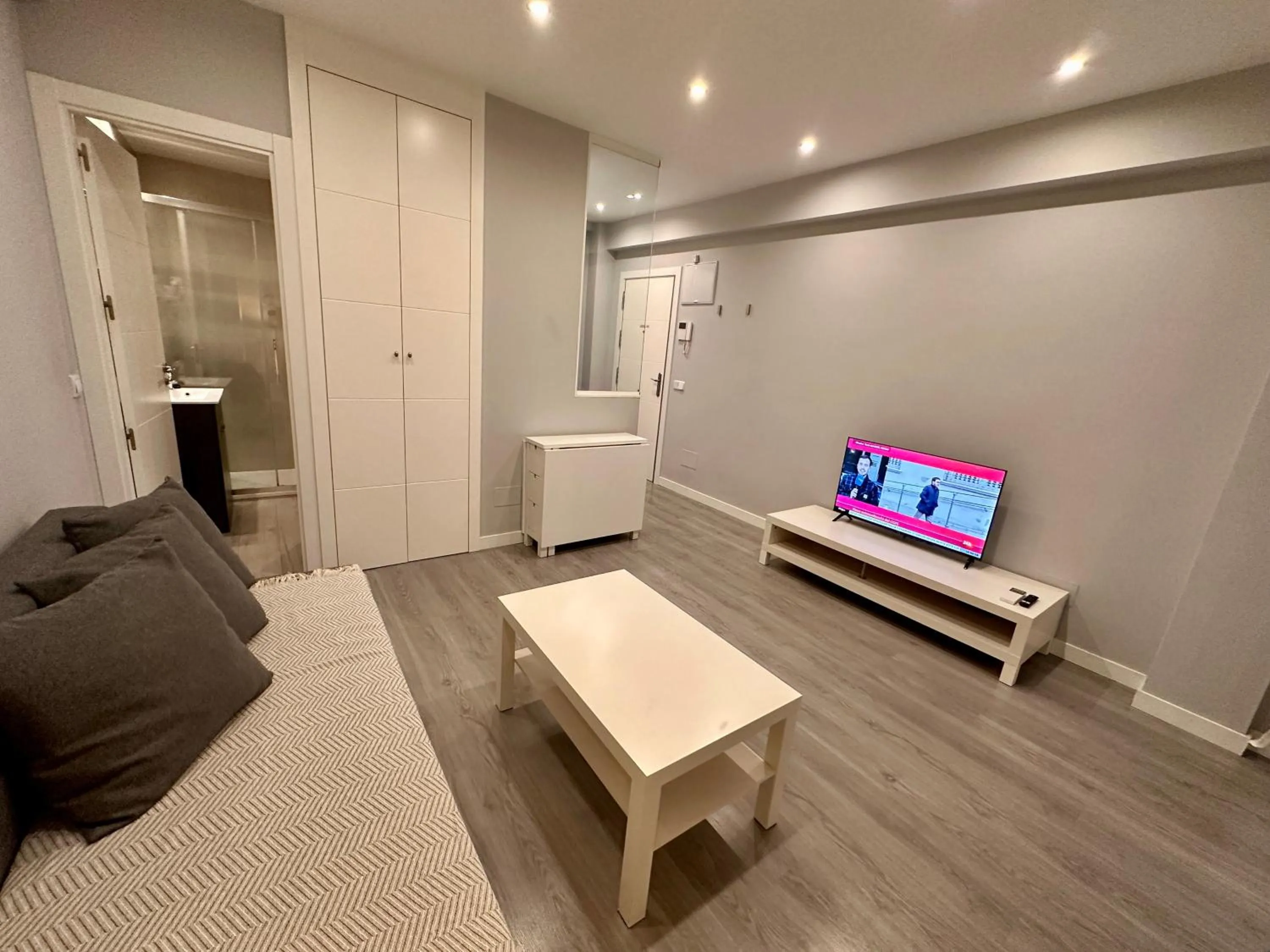 Photo of the whole room in Far Home Gran Vía