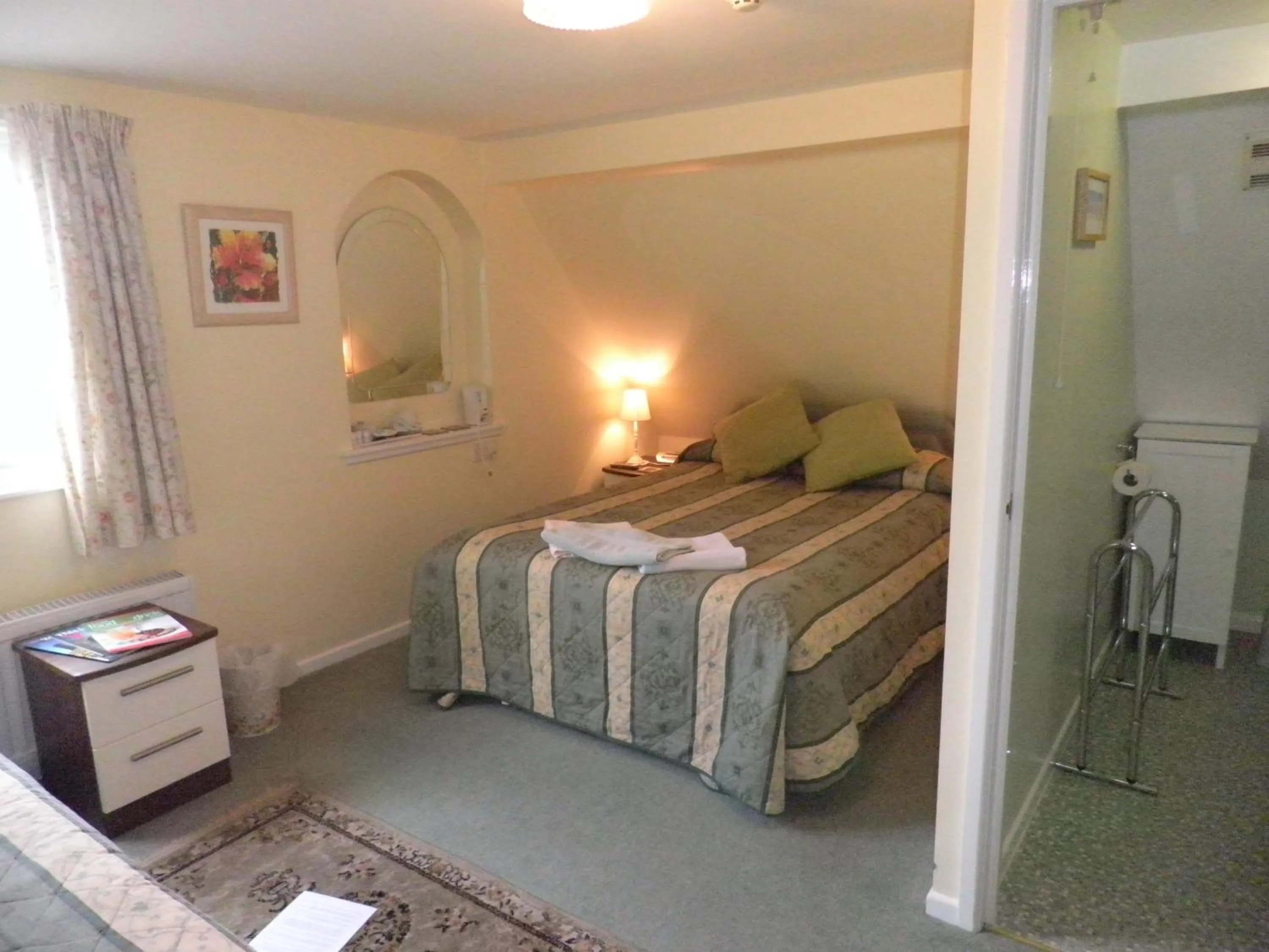 Bathroom, Bed in Midway Guest House