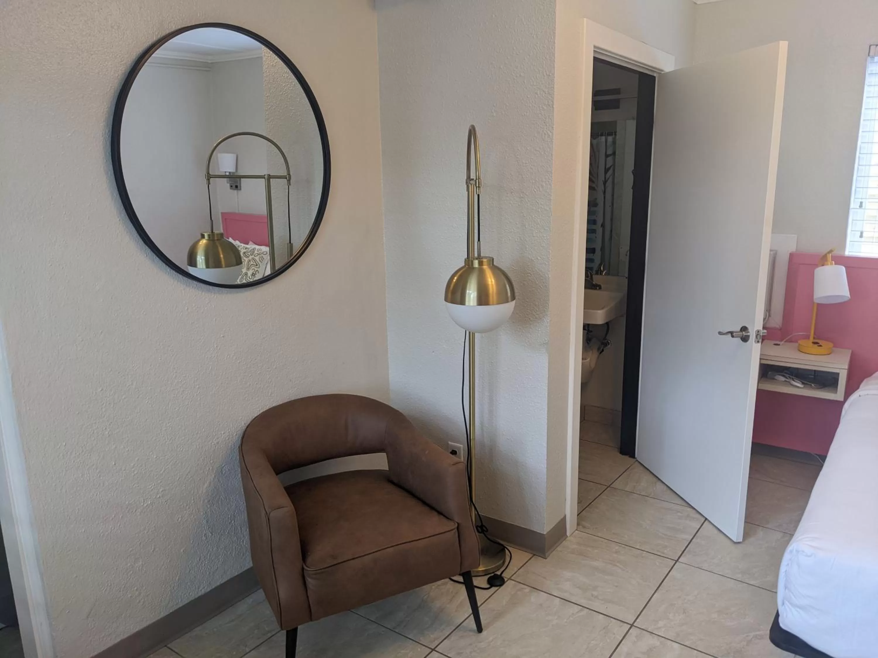 Seating area, Bed in Queen's Court Inn