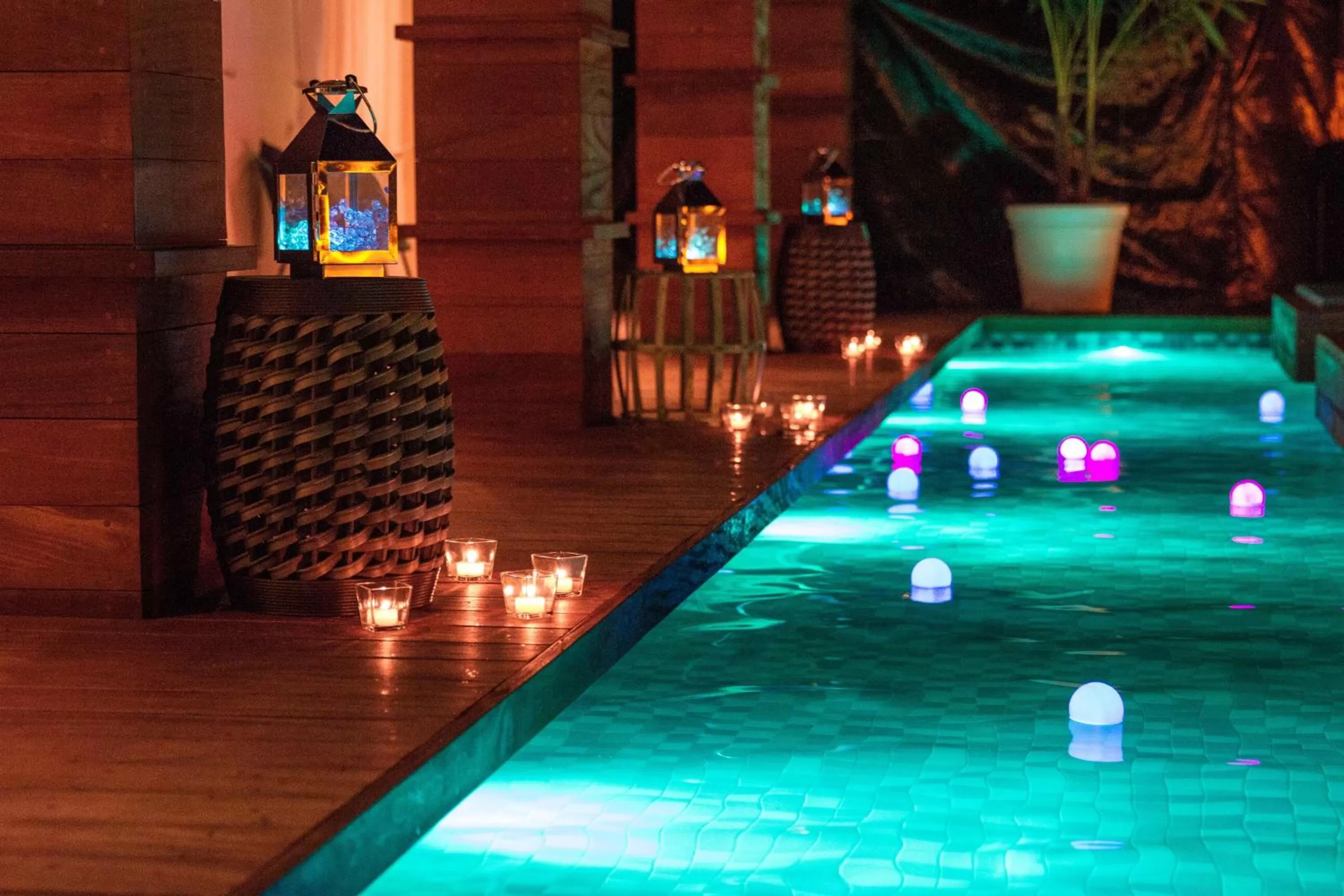 Lounge or bar in Marseilles Beachfront Hotel