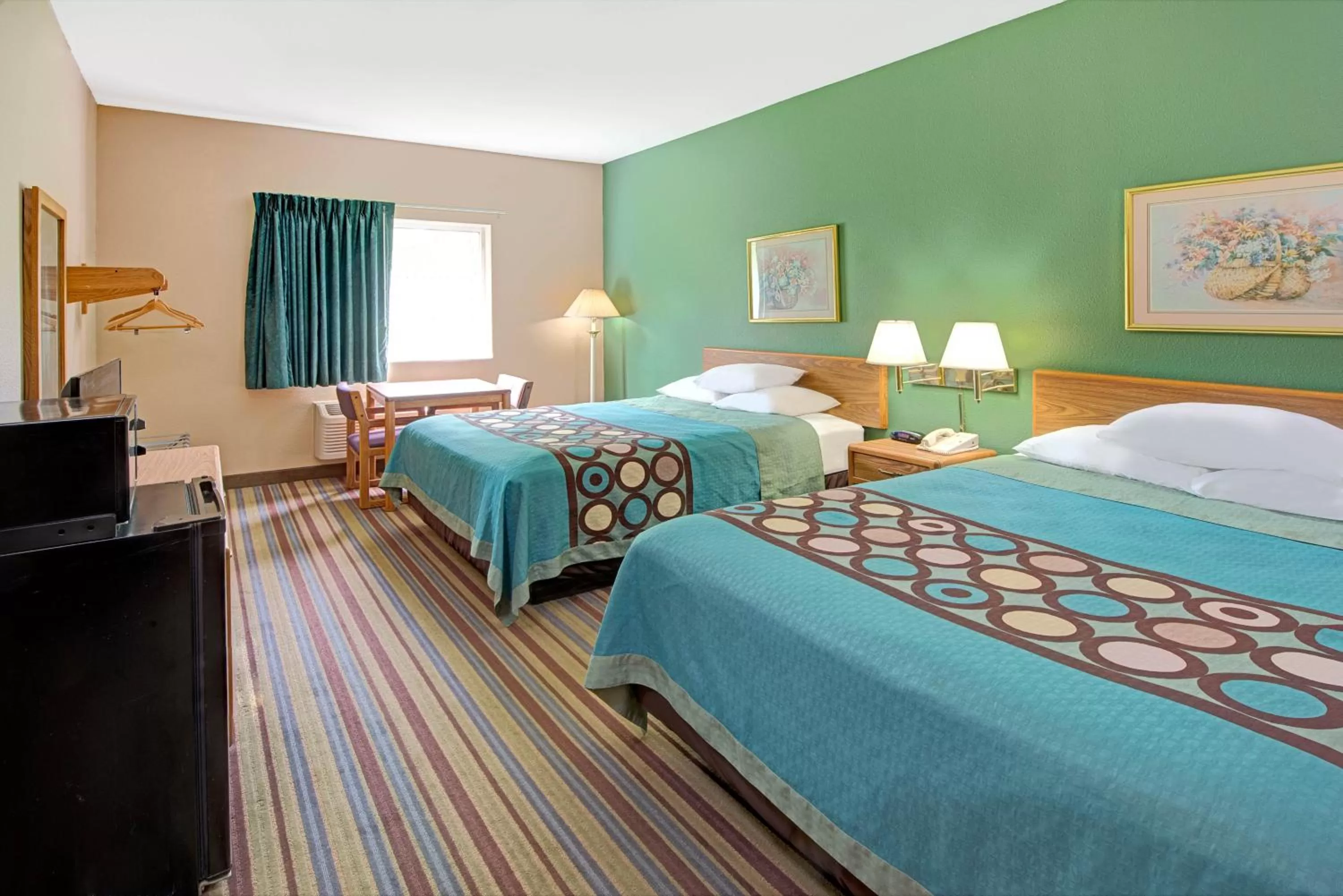 Bedroom, Bed in Super 8 by Wyndham Pontoon Beach IL/St. Louis MO Area