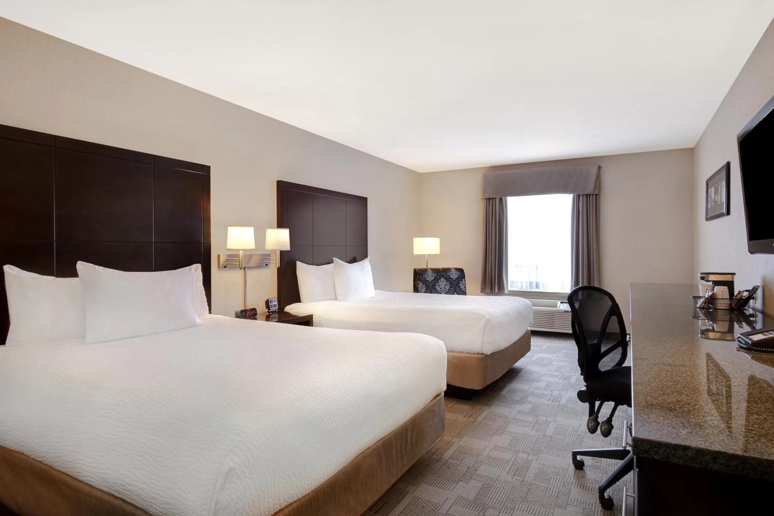 Photo of the whole room, Bed in Days Inn by Wyndham Medicine Hat