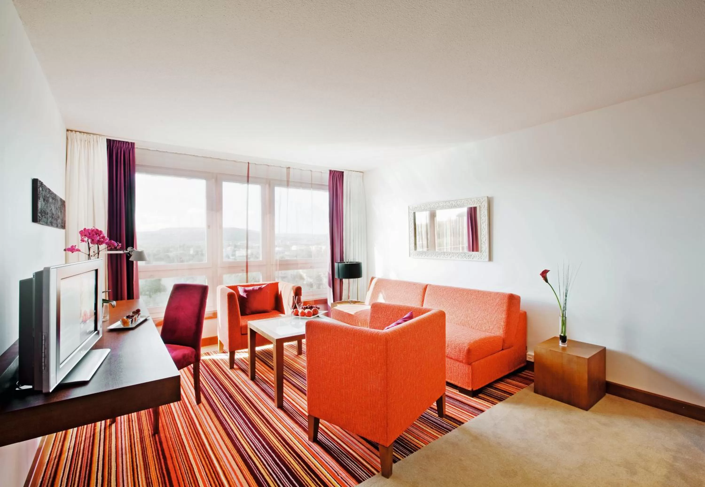 TV and multimedia, Bed in Mövenpick Hotel Zurich Airport