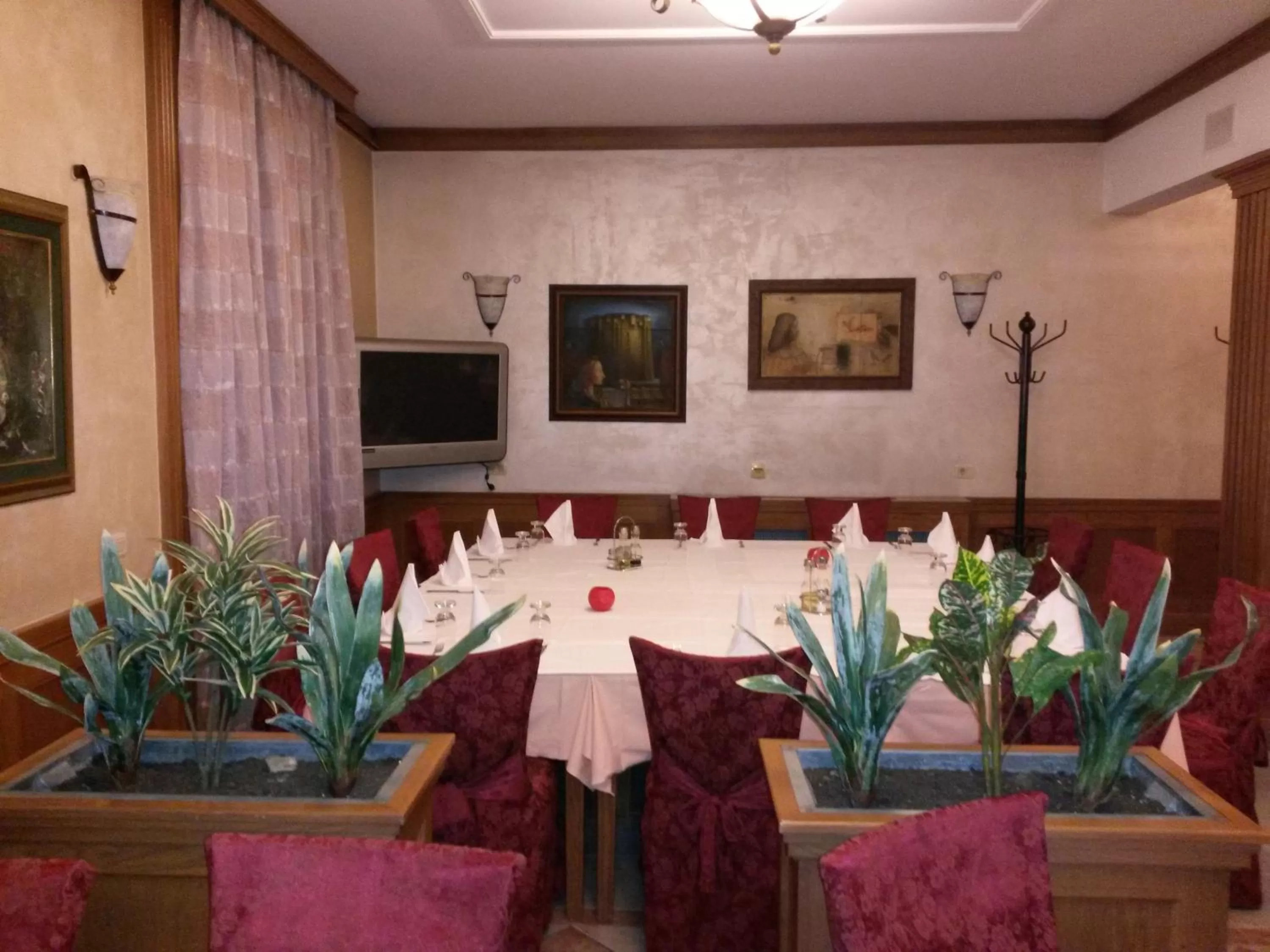 Restaurant/places to eat in Hotel Sucevic Garni