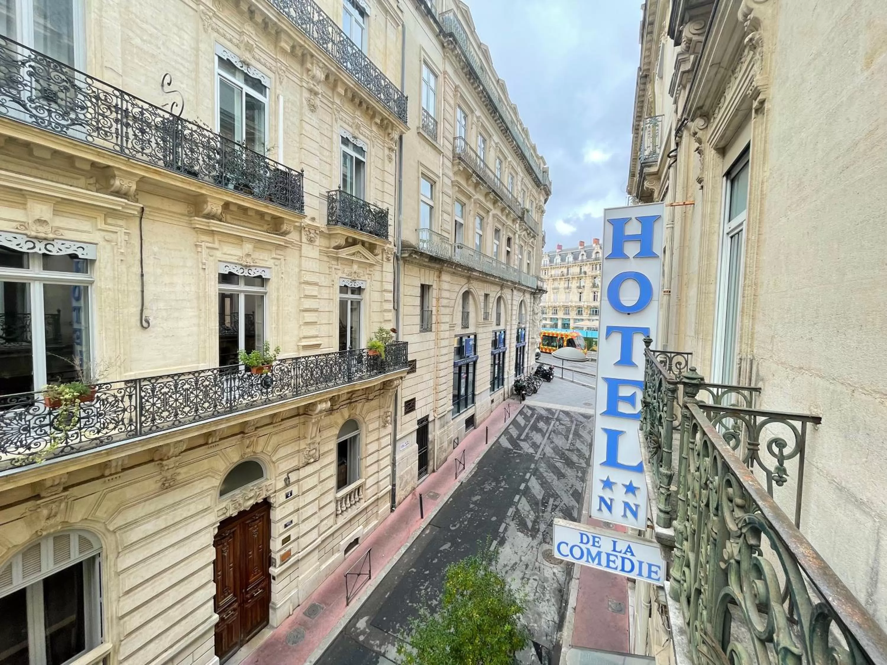 Street view in Hotel de La Comédie - Place De La Comédie-indépendant