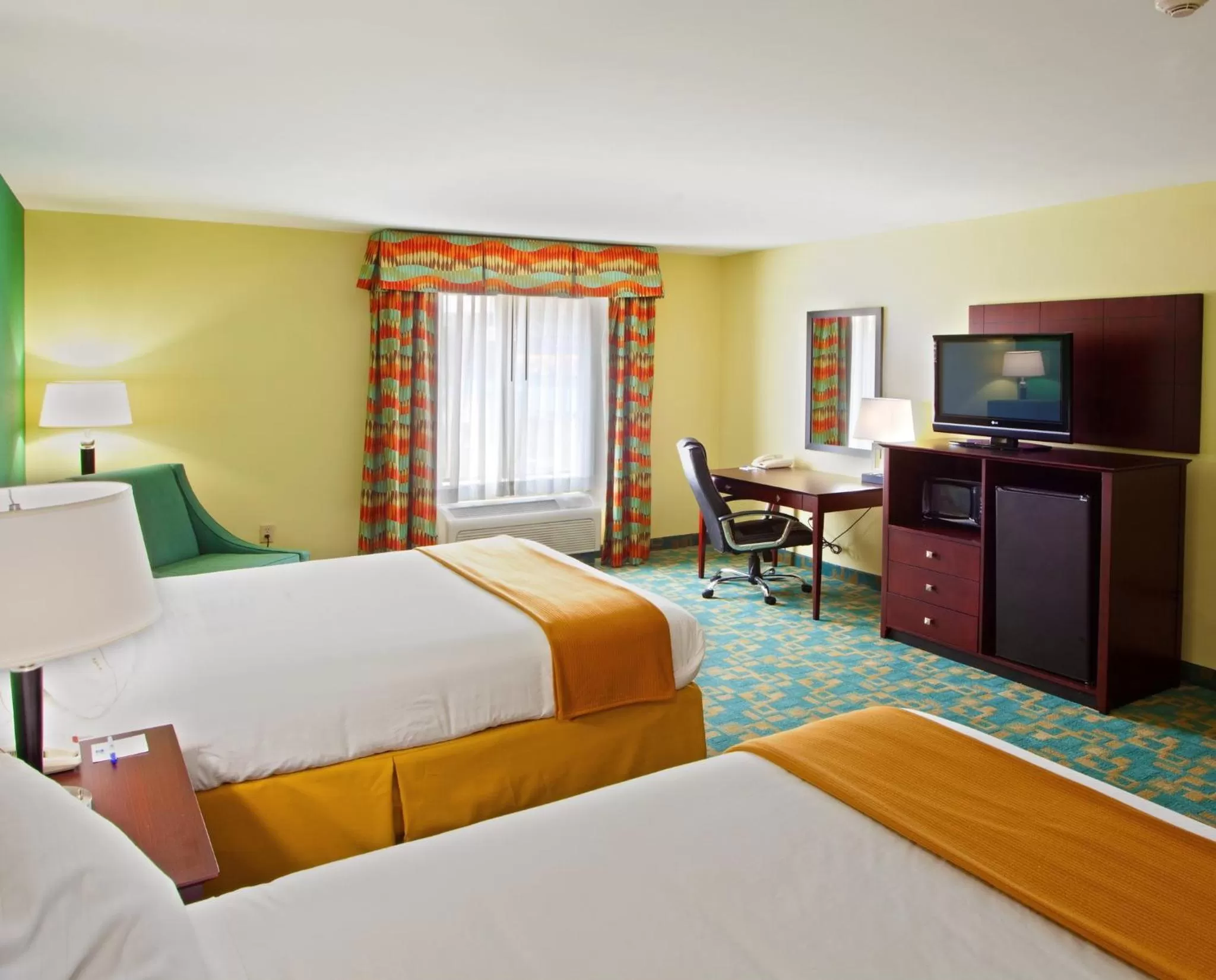 Photo of the whole room, Bed in Holiday Inn Express Hotel & Suites Thornburg-S. Fredericksburg by IHG