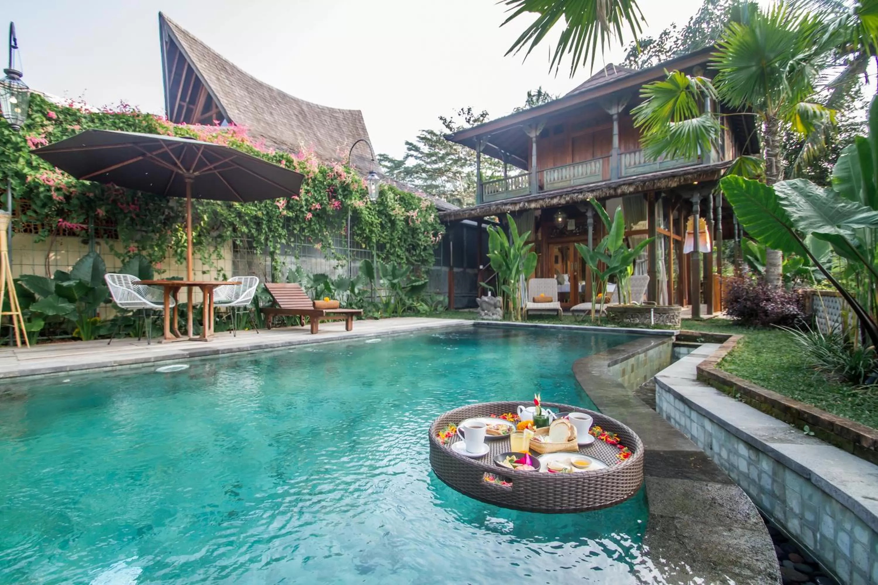 People in Gusde Tranquil Villas by EPS