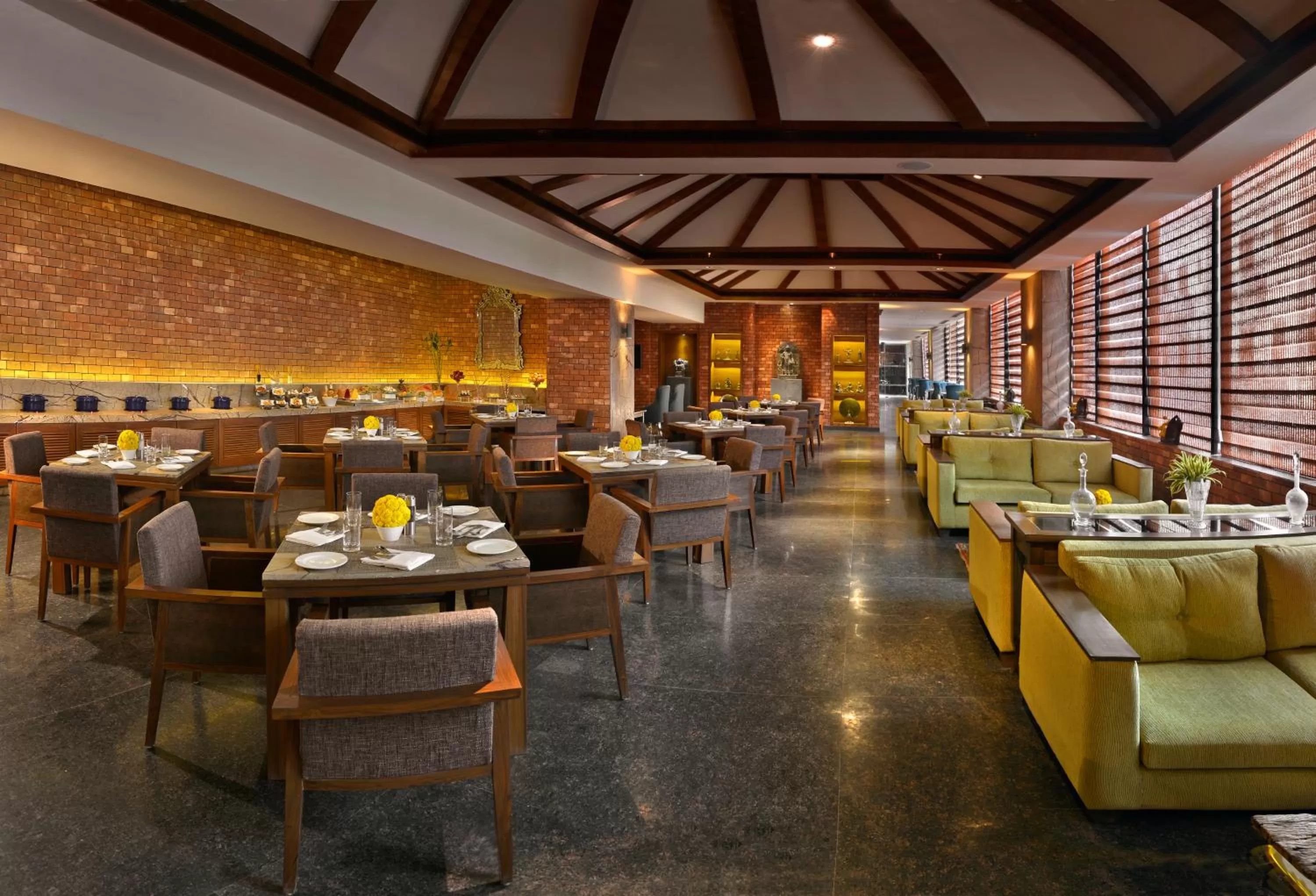 Lounge or bar in The Lalit Great Eastern Kolkata